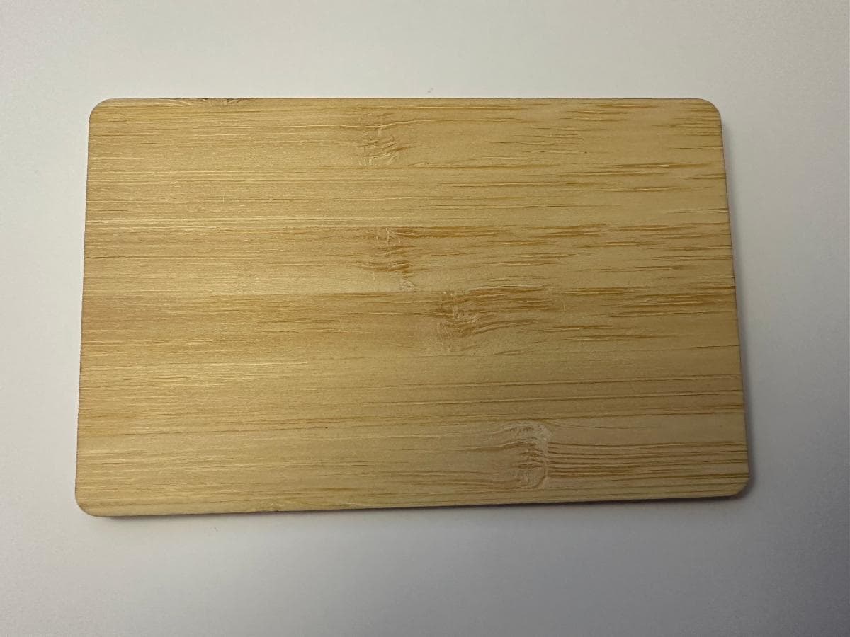 Sog. Holzkarte/RFID-Ausweis
- in Form einer flachen Karte im Kreditkartenformat (ca. 86 x 54 x 1﻿,﻿35 mm)
  nach Standard ISO/IEC 781, mit abgerundeten Ecken, in Holzoptik,
  aus einem Holz-Verbundwerkstoff und einem Gewicht von 5﻿,﻿5 g,
- unbedruckt und unbeschriftet, 
- enthält einen RFID-Microchip: MIFARE Classic 1K mit einer 
  Speicherkapazität von 1024 Byte und eine Antenne,
- wird ohne Aufzeichnungen geliefert,
- dient als passiver Datenträger für das berührungslose Leseverfahren
  für den Frequenzbereich 13﻿,﻿56 MHz.

Die Karte enthält keine weiteren aktiven oder passiven Bauelemente und ist zur Verwendung als kontaktloser Informationsträger für verschiedene Anwendungsbereiche (z.B. Hotel-/Zimmerkarte) einzusetzen.

Die Ware wird als "Halbleiter-Aufzeichnungsträger, intelligente Karte (smart card)" eingereiht.

Anlage: 1 Abbildung