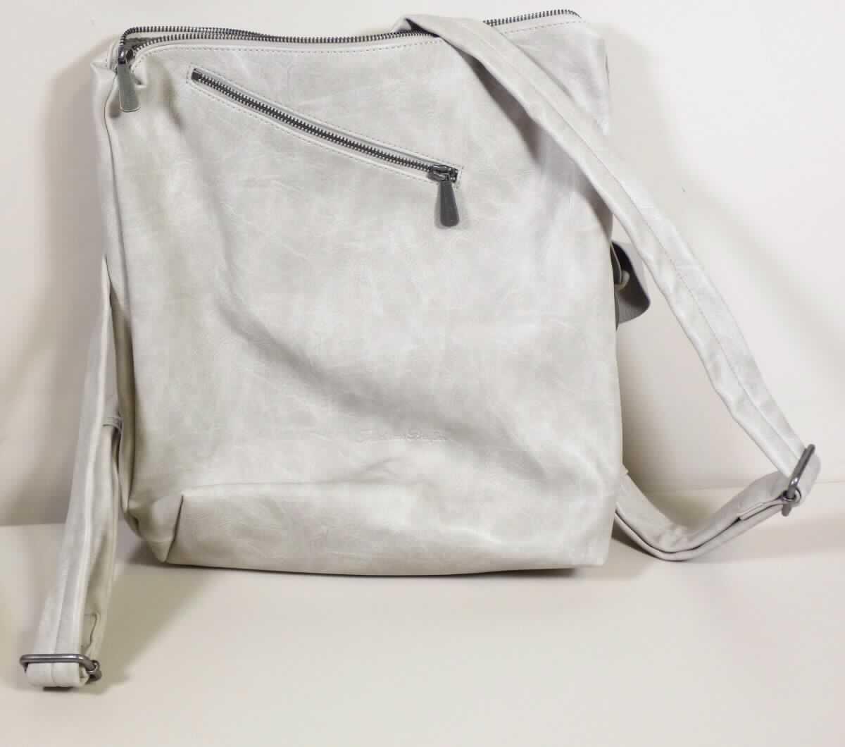 Rucksack, Model: ANDY SADDLE, Foto siehe Anlage,
- mit einer Außenseite aus geprägter Kunststofffolie,
- auf der Vorderseite mit einem eingesetzten Reißverschlussfach,
- mit zwei längenverstellbaren Rückentragegurten,
- mit einem Hauptfach:
- - mit einem entlang des oberen Rands verlaufenden Reißverschluss,
- - gefüttert und mit zwei offenen Einsteckfächern ausgestattet,
- in den Abmessungen: ca. 37 cm (Höhe) x 36 cm (Breite) x 11 cm (Tiefe),
- mit einem abnehmbaren Anhänger verziert.
 
"Rucksack, mit Außenseite aus Kunststofffolien"