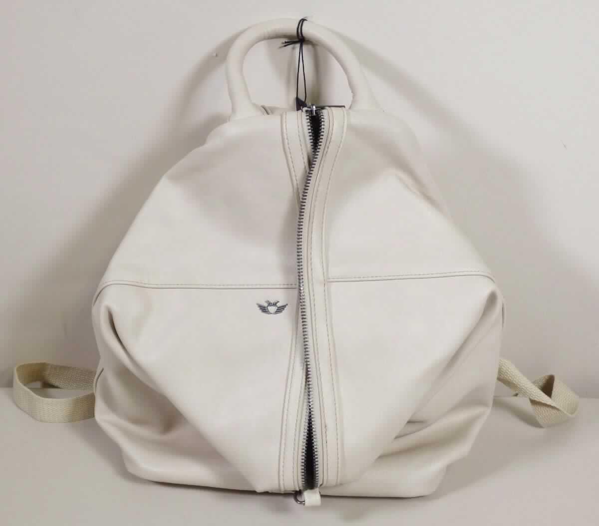 Rucksack, Model: Marit RELOADED VACCHETTA, Foto siehe Anlage, 
- mit einer Außenseite aus geprägter Kunststofffolie, 
- mit einem Handtragegriff und zwei längenverstellbaren Rückentragegurten, 
- die Oberseite des Rucksacks kann nach vorne geklappt und mit einem Karabinerhaken am unteren Rand 
  fixiert werden,
- mit einem entlang des oberen Randes verlaufenden Reißverschluss,
- innen gefüttert und mit einem eingesetzten Reißverschlussfach sowie zwei offenen Einsteckfächern 
  ausgestattet, 
- in den Abmessungen ca. 37,5 cm (Breite) x 30 cm (Höhe) x 15 cm (Tiefe),  
- gemeinsam mit einem einfachen Beutel aus Spinnstoffen für den Einzelverkauf aufgemacht (der Beutel ist 
  in den Rucksack eingelegt); der Beutel ist geringwertig und im Hinblick auf die Verwendung als unbedeutend 
  zu betrachten, er ändert das Wesen der Hauptware nicht und ist deshalb wie diese einzureihen.

"Rucksack, mit Außenseite aus Kunststofffolien"