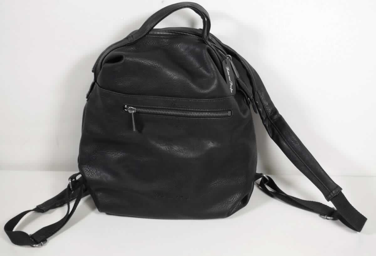 Rucksack, Model: HARPER MINI SADDLE, Foto siehe Anlage,
- mit einer Außenseite aus geprägter Kunststofffolie,
- mit zwei Tragegriffen und mit zwei längenverstellbaren Rückentragegurten,
- an der Vorderseite mit einem eingesetzten Reißverschlussfach, 
- mit einem entlang des oberen Rands verlaufenden Reißverschluss,
- innen gefüttert und mit einem eingesetzten Reißverschlussfach sowie einem Karabinerhaken ausgestattet,
- in den Abmessungen: ca. 36 cm (Breite) x 34 cm (Höhe) x 10 cm (Tiefe),
- gemeinsam mit einem einfachen Beutel aus Spinnstoffen für den Einzelverkauf aufgemacht (der Beutel ist 
  in den Rucksack eingelegt); der Beutel ist geringwertig und im Hinblick auf die Verwendung als unbedeutend 
  zu betrachten, er ändert das Wesen der Hauptware nicht und ist deshalb wie diese einzureihen.

"Rucksack, mit Außenseite aus Kunststofffolien"