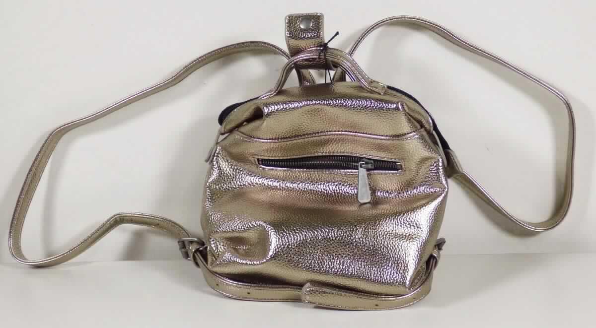 Rucksack, Model: PETIT HARPER MATTE GRAIN, Foto siehe Anlage,
- mit einer Außenseite aus metallfarbenen, geprägten Kunststofffolien,
- mit zwei zusammenfassbaren Handtragegriffen und zwei längenverstellbaren Rückentragegurten,
- an der Vorderseite mit einem eingesetzten Reißverschlussfach, 
- mit einem Hauptfach:
- - mit einem entlang des oberen Rands verlaufenden Reißverschluss,
- - gefüttert,
- in den Abmessungen: ca. 24 cm (Breite) x 21 cm (Höhe) x 8 cm (Tiefe),
- gemeinsam mit einem einfachen Beutel aus Spinnstoffen für den Einzelverkauf aufgemacht (der 
  Beutel ist in den Rucksack eingelegt); der Beutel ist geringwertig und im Hinblick auf die Verwen-
  dung als unbedeutend zu betrachten, er ändert das Wesen der Hauptware nicht und ist deshalb 
  wie diese einzureihen.

"Rucksack, mit Außenseite aus Kunststofffolien"