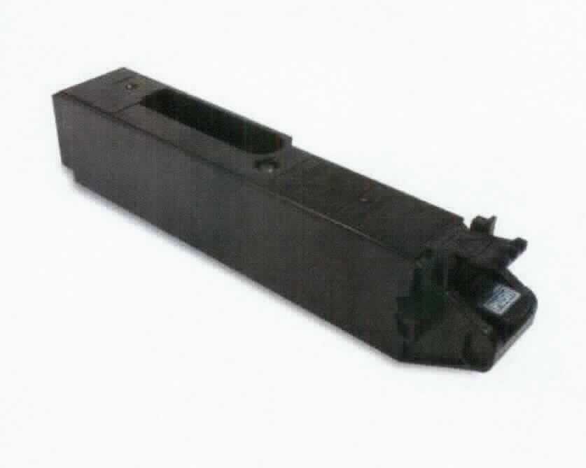 Sog. Resttintenbehälter (Waste Ink tank)
- im Wesentlichen bestehend aus einem spezifisch geformten Kunststoffgehäuse mit einer Aussparung zum 
  Auffangen der überschüssigen Tinte an der Oberseite, Aussparungen und Hebel an der Seite zum passgenauen
  Einsetzen in bestimmte Tintenstrahldrucker,
- zur Verwendung in einem Tintenstrahldrucker zum Auffangen der überschüssigen Tinte, welche beim
  Reinigungsvorgang des Druckkopfes der Tintenpatrone anfällt,
- erkennbar ausschließlich zum Einsetzen in Geräte der Position 8443 (Drucker) bestimmt.

Die Ware wird als "Teil, erkennbar ausschließlich für Geräte der Position 8443 bestimmt, nicht von den
Unterpositionen (KN) 8443 9110 bis 8443 9910 erfasst" eingereiht.

Anlage: 1 Abbildung