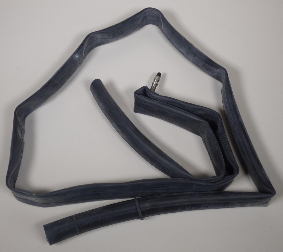 Angaben des Antragstellers:
Fahrradschlauch mit Dunlopventil
Größe: 27,5 x 2,00, 27,5 x 2,35, 27,5 x 2,40, 28 x 1,50, 28 x 1,75, 28 x 2,00, 28 x 1 ½, 29 x 2,25, 29 x 2,40

Farbe: schwarz
Material: Butylkautschuk

Untersuchungsergebnisse an einem Warenmuster:
Fahrradschlauch aus einem schwarzen, elastischen Material mit einem Ventil.

Befund:
Es liegt ein Luftschlauch aus Kautschuk von der für Fahrräder verwendeten Art vor.