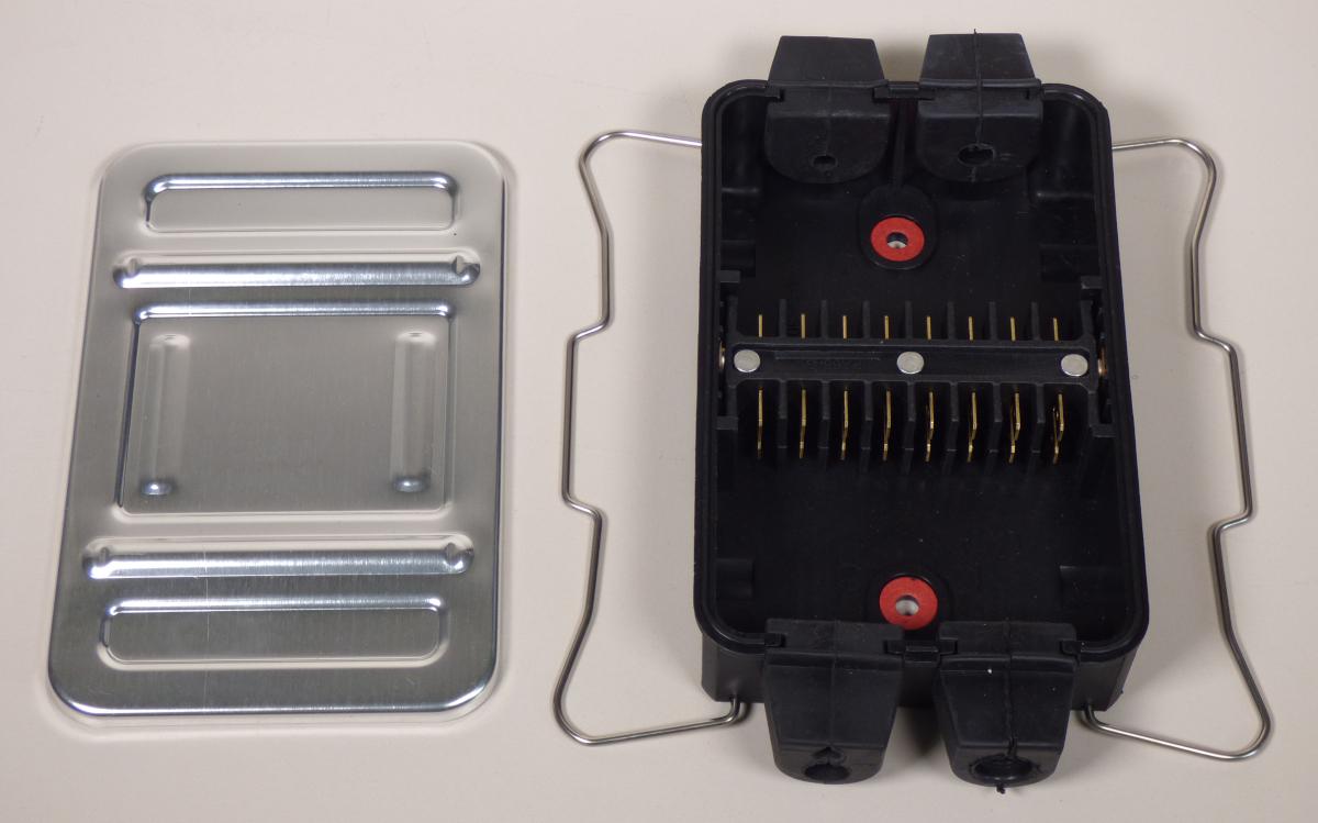 sog. Abzweig- oder Verteilerdose,
bestehend aus einem ca. 14 x 9 x 3 cm großen Kunststoffgehäuse mit Metalldeckel und 
2 Befestigungsbügeln,
- mit einer dem Gehäuse entnehmbaren, kammförmigen Kontakteiste mit 32 Anschlüssen 
  für Flachsteckverbinder (nicht Gegenstand dieser vZTA-Entscheidung), 
- mit 4 Tüllen zur Gehäusedurchführung für Kabel,
- in einem Umkarton für den Einzelverkauf aufgemacht,
Die Ware dient zur Verbindung von Stromkreisen mittels Stecken und ist besonders zum Schutz der Leitungsverbindung vor äußeren Einflüssen gestaltet.

Die Verteilerbox wird als "elektrisches Gerät zum Verbinden von elektrischen Stromkreisen, für eine Spannung von 1000 V oder weniger, Steckvorrichtung, andere als für Koaxialkabel oder für gedruckte Schaltungen, andere als in den TARIC-Unterpositionen 8536 6990 10 bis 8536 6990 86 genannt" eingereiht. 

Anlage: 1 Abbildung
