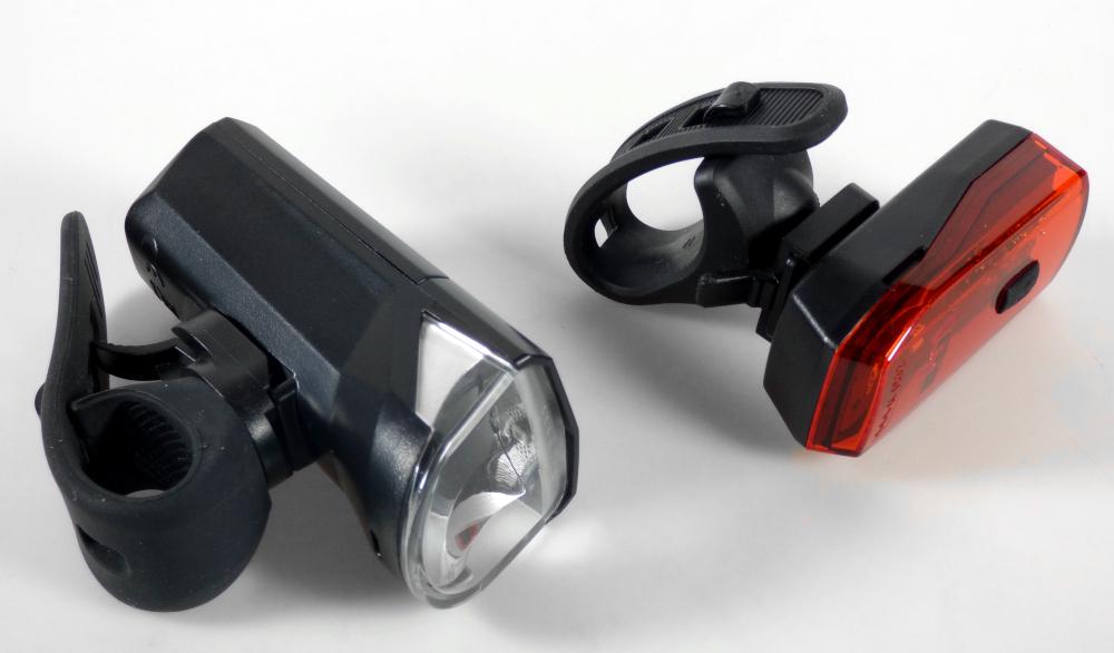 Fahrradbeleuchtungsset (Abbildung siehe Anlage)
- aus einer Frontleuchte mit weiß leuchtender LED in einem Kunststoffgehäuse
  (Abmessungen LxBxH: 86 x 34 x 34 mm)) mit Batteriefach, Ein-/ Ausschalter, Batterie-
  kontrollleuchte und Halterung zur Befestigung an der Lenkstange eines Fahrrades,
  noch nicht zusammengesetzt,
- einem Rücklicht mit rot leuchtender LED in einem Kunststoffgehäuse (Abmessungen LxBxH:
  60 x 30 x 22 cm) mit Batteriefach, Batteriekontrollleuchte und Halterung zur Befestigung am
  Fahrradrahmen, noch nicht zusammengesetzt,
- zur Verwendung als Beleuchtungs- und Signalgeräte an Fahrrädern.

"Elektrische Beleuchtungs- und Sichtsignalgeräte von der für Fahrräder verwendeten Art, keine
 Waren der Position 8539, noch nicht zusammengesetzt mit Halterungen"