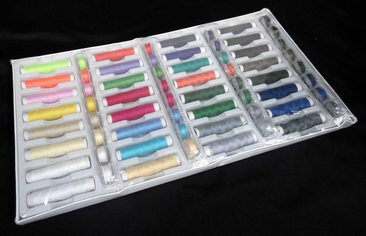 Nähgarnset, sog. 64-teiliges Nähgarnset, Foto siehe Anlage,
- als 64-teiliges Sortiment (in unterschiedlichen Farben) in einer Papphalbschachtel mit einem Einsatz aus 
  Kunststoff verpackt sowie mit einer Schrumpffolie versehen,
- laut Untersuchungsergebnis:
-- 32 sog. Unterfäden und 32 sog. Nähgarne: 
--- jeweils auf einer Unterlage (Spule) aufgemacht, mit einem Gewicht einschließlich der Unterlage von unter 3 g 
    (= Garne in Aufmachung für den Einzelverkauf),
--- gefärbte sowie gebleichte Garne aus synthetischen Spinnfasern (laut Antrag Polyester), somit keine Ware 
    des Kapitels 54,
--- gezwirnt, mit einer Z-Drehung als letzter Drehung,
--- appretiert für die Verwendung als Nähgarn,
- mit einem Titer von weniger als 10000 dtex (kein Bindfaden).

"Nähgarne aus synthetischen Spinnfasern, in Aufmachung für den Einzelverkauf"