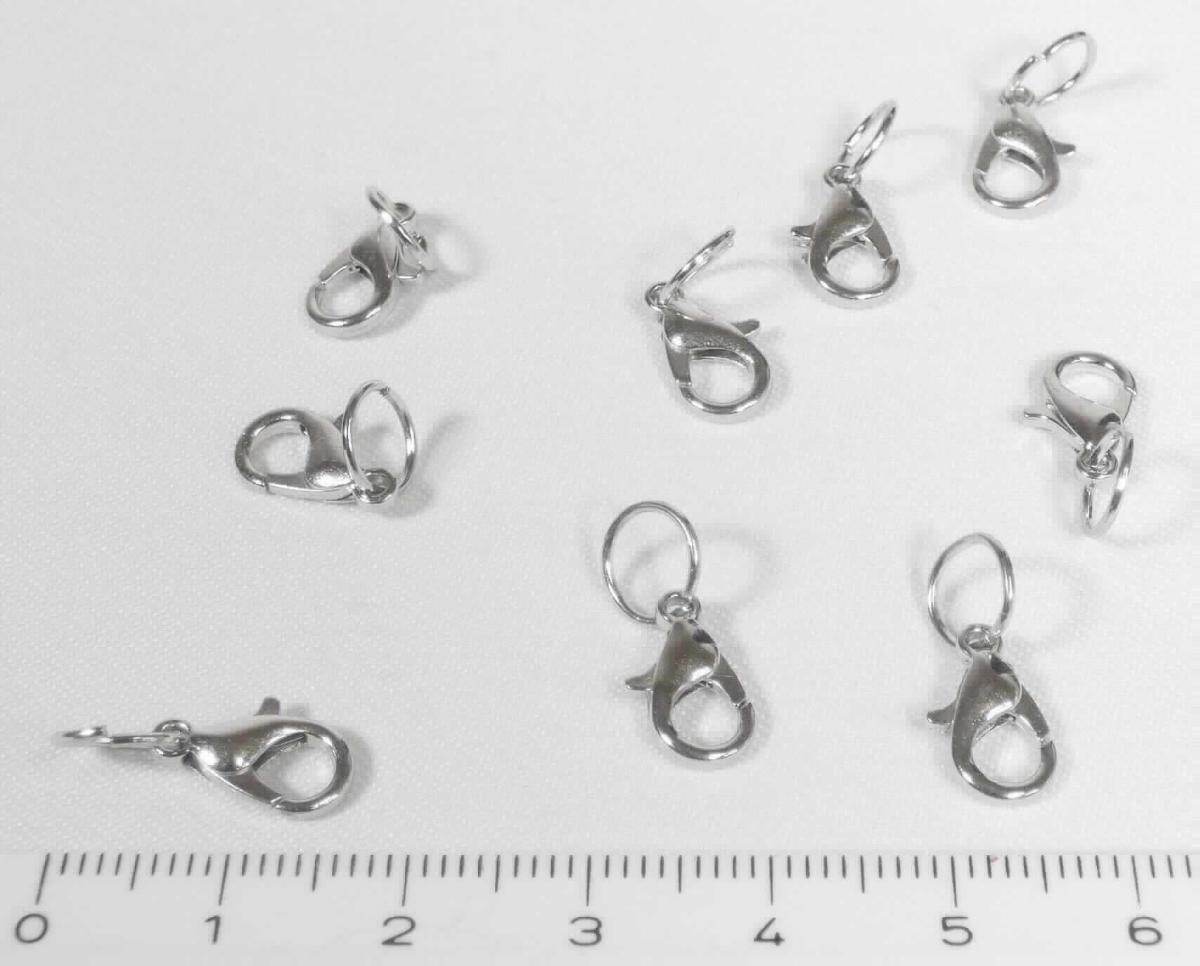 Es handelt sich um annähernd tropfenförmige, karabinerähnliche Erzeugnisse aus unedlem Metall, die mit einer Öse und einem federnden Verschlussmechanismus versehen sind. In die Öse ist ein nicht geschlossener Ring aus Metalldraht eingehängt. Die Erzeugnisse dienen als Verschlüsse für Ketten und Armbänder und sind zu 20 Stück in einem Kunststoffbeutel mit Pappaufhänger verpackt.
- Antragstellerangaben -

Abbildung siehe Anlage.

Derartige Erzeugnisse gehören als "Verschlüsse aus unedlen Metallen, für Schmuck" zur Codenummer 8308 90 00 90 0 des Zolltarifs.
