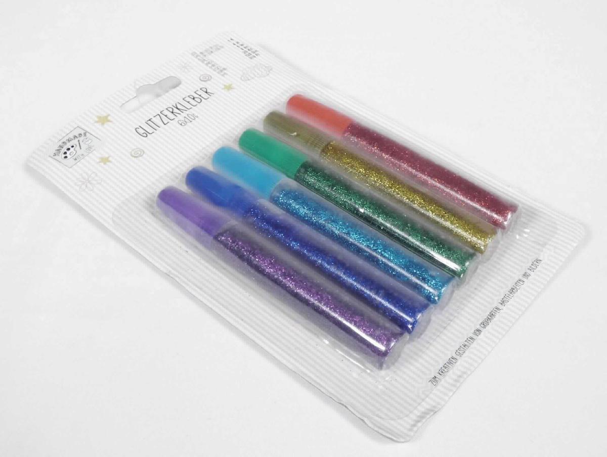 Angaben des Antragstellers:
Glitzerkleber

Feststellungen an einem Warenmuster:
In einer Verkaufsverpackung befinden sich 6 verschiedenfarbige Glitzerkleberstifte mit jeweils 10 g Inhalt.
Die Stifte sind mit einer Klebmasse und farbigen Glitzerpartikeln gefüllt. Die Ware ist durch die Verpackung als Klebstoff aufgemacht.

Befund:
Das Erzeugnis ist als "zur Verwendung als Klebstoff geeignetes Erzeugnis in Aufmachung für den Einzelverkauf mit einem Gewicht des Inhalts von weniger als 1 kg" in die Codenummer 3506 1000 000 einzureihen.