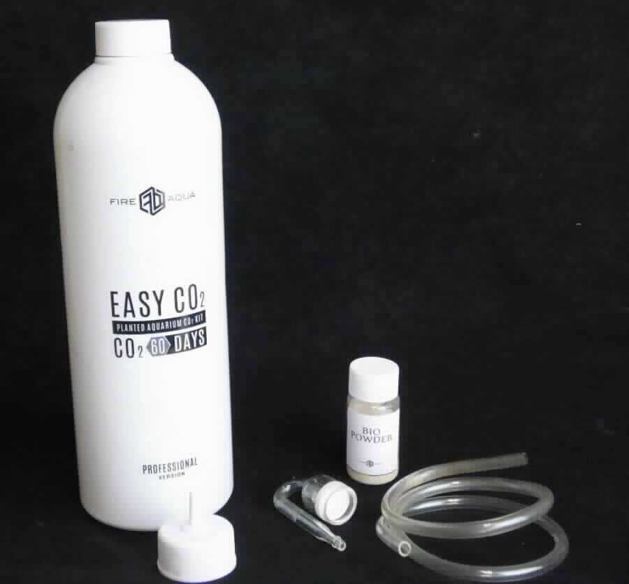 Warenzusammenstellung, bestehend aus einer PET-Flasche, einem PU-Schlauch, einem Dichtring aus Silikon, einem Gas-Diffusor aus Glas, einer Reaktantenmischung, einer Hefemischung und zwei Saugnäpfen aus Kunststoff, sog. Reaktorflasche aus PET für Aquarienpflanzen, Foto siehe Anlage,
- in Aufmachung für den Einzelverkauf, zur Befriedigung eines speziellen Bedarfs (CO2-Begasung von
  Aquarienpflanzen) zusammengestellt, 
- PET-Flasche:
- - mit einem Schraubdeckel aus Kunststoff,
- - mit einer Höhe von ca. 24 cm und einem Durchmesser von ca. 7,5 cm,
- PU-Schlauch:
- - mit einer Länge von ca. 60 cm,
- Dichtring aus Silikon:
- - mit einem Durchmesser von ca. 3 cm,
- Gas-Diffusor aus Glas:
- - lt. Antrag aus geschmolzenem Siliciumdioxid,
- - gebogen, soll auf die PET-Flasche aufgeschraubt werden,
- - mit einer Länge von ca. 6,5 cm, 
- Reaktantenmischung:
- - lt. Antrag 520 g, aus Gelatine Pulver (hergestellt aus Fisch), Gellan und Zucker,
- - abgefüllt in der PET-Flasche,
- Hefemischung:
- - lt. Antrag 15 g, aus Calciumcarbonat, Polydimethylsiloxan (PDMS), Phospholipiden und osmophiler Hefe,
- - abgefüllt in einem separaten Behälter aus Kunststoff,
- Saugnäpfe aus Kunststoff:
- - mit einer Klemme zur Befestigung des Schlauches ausgestattet,
- - mit einem Durchmesser von ca. 3 cm,
- zur natürlichen Erzeugung von CO2 zur Versorgung von Aquarienpflanzen,
- der Gas-Diffusor aus Glas bestimmt insbesondere im Hinblick auf den wertmäßigen Anteil den Charakter
  der Warenzusammenstellung,
- keine Einreihung in die Position 8405 als Gaserzeuger, da das CO2-Reaktor-Kit keine mechanischen oder
  elektrischen Komponenten sowie keinen Maschinen-/Gerätecharakter aufweist, es stellt sich auch nicht als
  erkennbares Teil von Maschinen, Apparaten oder Geräten des Abschnitts XVI dar,
- verpackt in einem bunt bedruckten Pappkarton in einem Styroporeinsatz mit einer Gebrauchsanweisung.

"Andere Ware aus Glas, andere als in den Unterpositionen 7020 0005 und 7020 0007 genannte, aus
 geschmolzenem Siliciumdioxid, andere als in den TARIC-Codes 7020 0010 10 und 7020 0010 20 genannte"