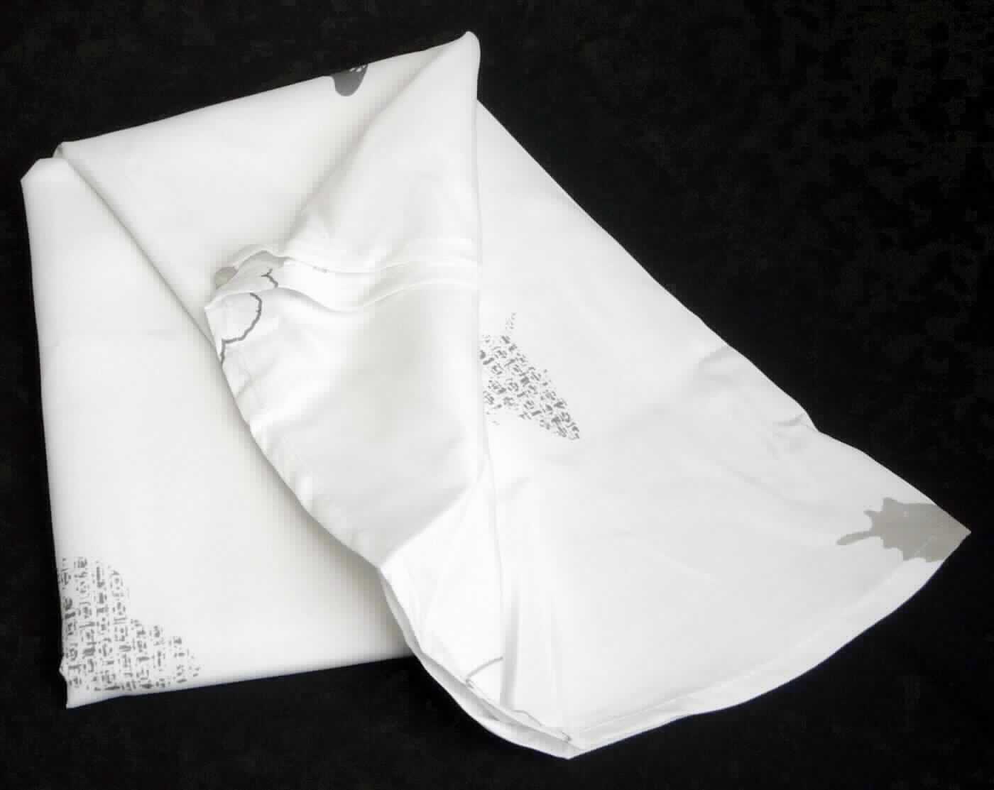 Tischwäsche, sog. Tischdecke teflonbeschichtet, Art. 13894306, Foto siehe Anlage,
- lt. Antrag in einem PVC-Beutel mit Pappeinleger verpackt,
- rund, laut Antrag mit einem Durchmesser von 140 cm,
- aus einem ca. 0,8 mm dicken, bedruckten Gewebe aus laut Antrag 100 % Polyester (synthetische Chemiefasern);
  das Gewebe soll lt. Antrag wasserabweisend beschichtet sein, ein Bestreichen oder Überziehen mit Kunststoff ist 
  jedoch mit bloßem Auge nicht wahrnehmbar (daher keine Ware des Kapitels 39),
- an den Rändern durch Umschlagen und Festnähen gesäumt (somit konfektioniert),
- wird üblicherweise gewaschen; kennzeichnet sich nach Material und Verwendungszweck als Tischwäsche.

"Tischwäsche, aus Geweben, aus Chemiefasern"