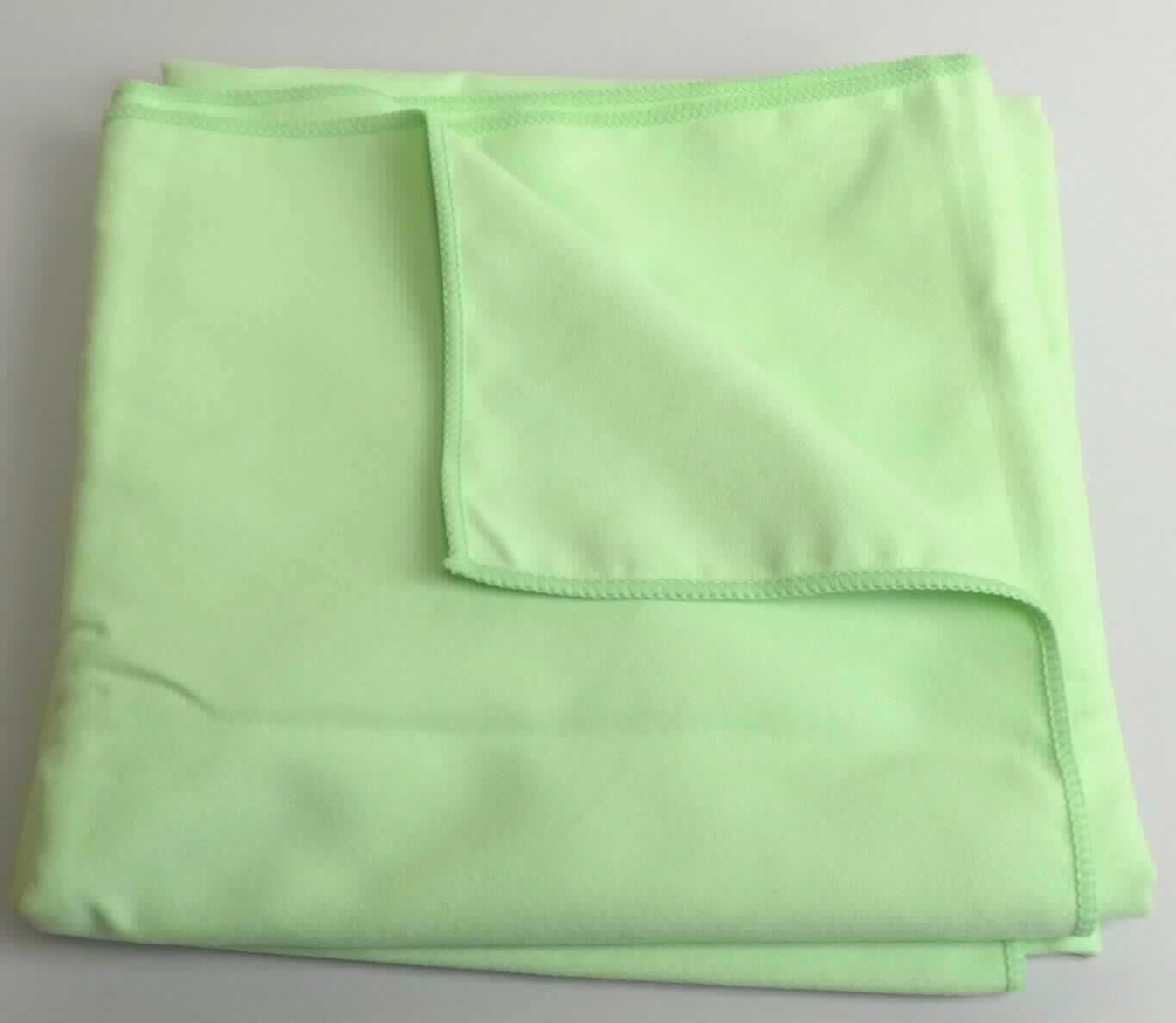 Wäsche zur Körperpflege, sog. Lumaland Mikrofaser Reisehandtuch, Foto siehe Anlage,
- in einem Polybeutel verpackt,
- rechteckig; in den Abmessungen (L x B): ca. 138 cm x 69 cm,
- aus einem einfarbigen, beidseitig gerauten Gewebe aus laut Antrag 100 % Polyester (synthetische 
  Chemiefasern),
- an allen Rändern durch Überwendlichnähte gesäumt (konfektioniert),
- wird üblicherweise gewaschen,
- stellt sich als Wäsche zur Körperpflege dar, damit keine Ware der Unterposition 6302 3290 90.

"Wäsche zur Körperpflege (Handtuch), aus Spinnstoffen, aus Chemiefasern, aus Geweben"