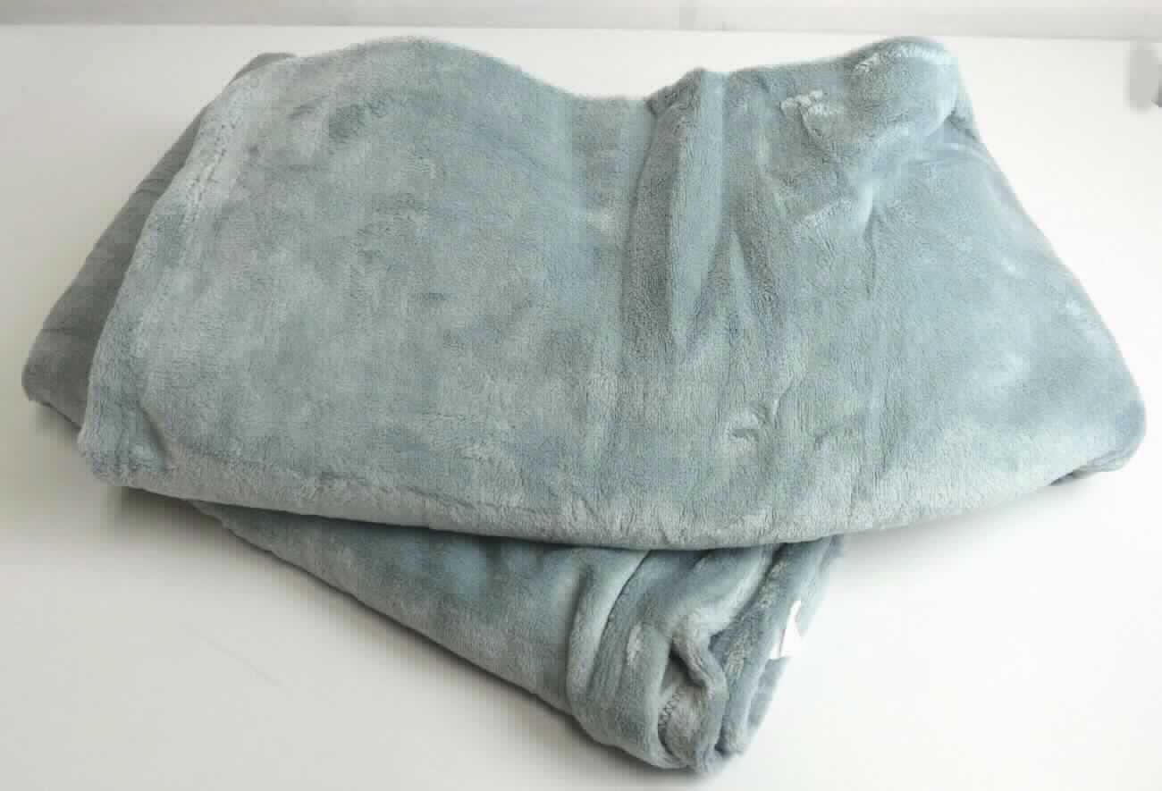 Decke, sog.Lumaland Kuscheldecke, Foto siehe Anlage,
- mit einer umgebundenen Schleife mit aufgezogener, bedruckter Pappkarte versehen,
- rechteckig, in den Abmessungen: 150 cm x 200 cm,
- aus buntgewirkten Plüschgewirken aus laut Antrag 100 % Polyester (synthetische Chemiefasern),
- an allen Rändern durch Umschlagen und Festnähen gesäumt (somit konfektioniert),
- ohne elektrische Heizvorrichtung.

"Decke, aus Spinnstoffen, ohne elektrische Heizvorrichtung, aus synthetischen Chemiefasern, aus Gewirken"