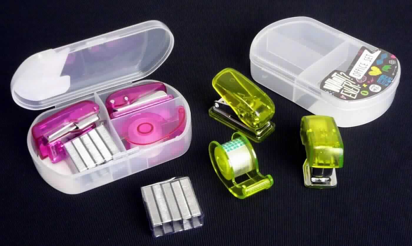 Bei dem als "Office Set" bezeichneten Erzeugnis handelt es sich um eine Warenzusammenstellung in Aufmachung für den Einzelverkauf, bestehend aus:
- einem Klebeband-Abroller mit Abreiskante, vollständig aus Kunststoff,
- einer Klebeband-Rolle,
- einer Packung Heftklammern mit insgesamt 10 Reihen,
- einem Locher mit Grundplatte (mit einem Lochstempel), zum Lochen von Schriftstücken und
- einem Heftapparat (Klammerer bzw. Tacker) mit Grundplatte.

Sämtliche Bestandteile sind in einem Behältnis (aufklappbare Plastikbox) untergebracht. Der Locher und der Klammerer bzw. Tacker der Pos. 8472 stellen nach Menge und Wert die charakterbestimmenden Bestandteile dar.

Das Erzeugnis wird als "Büromaschine, weder in den Positionen 8470 bis 8471 noch in einer anderen Position der Nomenklatur genauer erfasst, andere als in den Unterpositionen (KN) 8472 1000 bis 8472 9040 genannt" eingereiht.

Anlage: 1 Abbildung