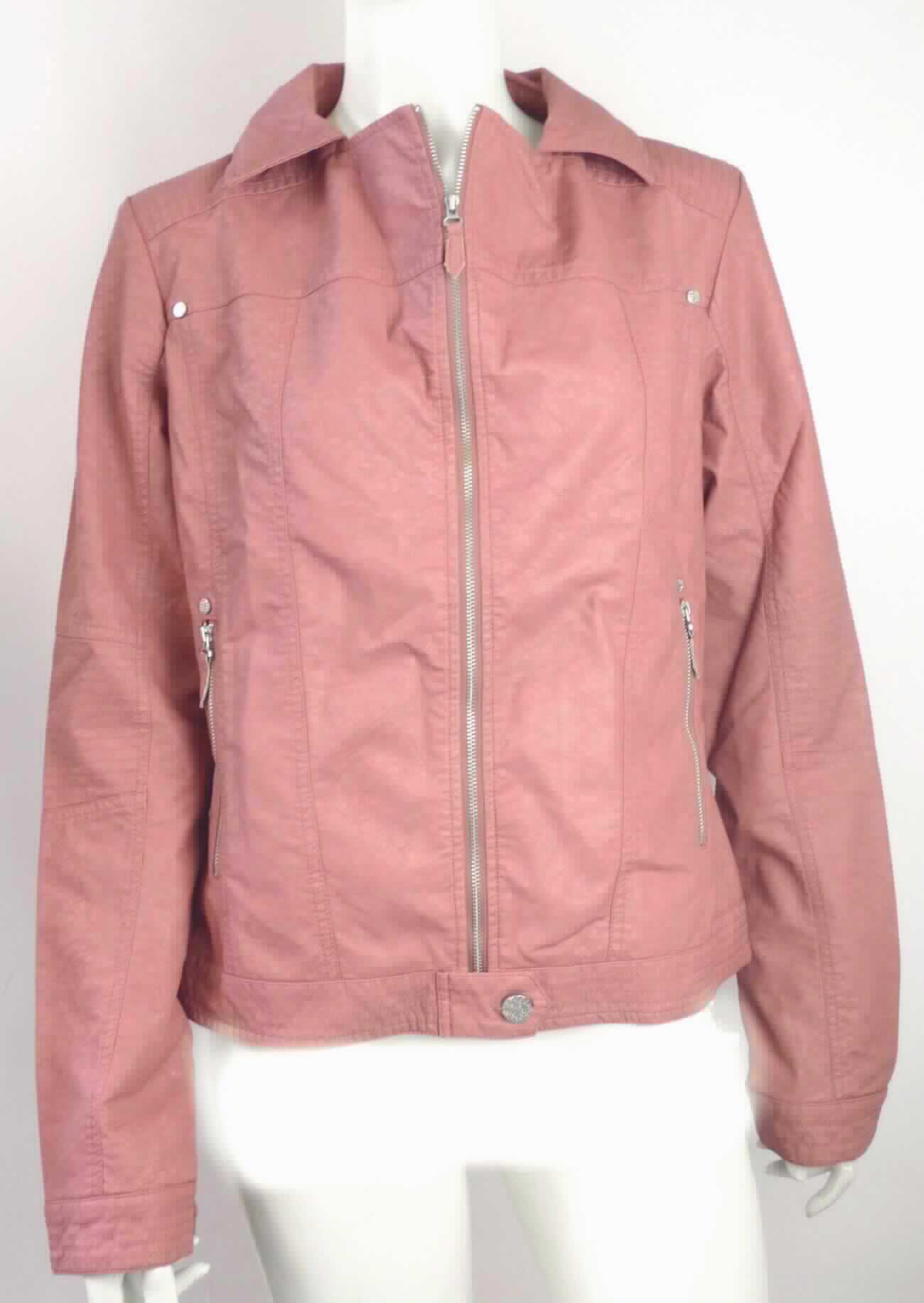 Anorakähnliches Kleidungsstück, sog. Damen-Jacke, Ordernummer 545040, Art. 448011, Größe 38, Foto 
siehe Anlage,
- laut Untersuchungsergebnis aus buntgewebten Geweben aus Spinnstoffen, die auf der Außenseite mit 
  geprägtem Kunststoff (laut Antrag Polyurethan; Zellstruktur erkennbar) überzogen sind; die Gewebe sind 
  dicht, geraut und dicker als der Überzug aus Zellkunststoff und dienen damit nicht nur der Verstärkung
  (Meterware der Position 5903), 
- durchgehend gefüttert,
- körpernah und in Bahnen gearbeitet,
- über die Taille reichend (Rückenlänge: ca. 59 cm), 
- mit einem Umlegekragen, 
- vorn mit einer durchgehenden Öffnung mit Reißverschluss, am unteren Ende mit einem Riegel mit Knopf-
  verschluss von rechts über links (Frauenkleidung),
- mit langen Ärmeln mit manschettenartigen Abschlüssen,
- vorn mit zwei eingesetzten Taschen mit Reißverschluss unterhalb der Taille,
- am unteren Rand durch Umschlagen und Festnähen in der Art eines ca. 4 cm breiten Bundes gesäumt,
- wird im Allgemeinen über jeder anderen Kleidung und zum Schutz gegen das Wetter getragen.

"Kleidung (anorakähnliches Kleidungsstück) aus Erzeugnissen der Position 5903, aus Geweben, für Frauen"
