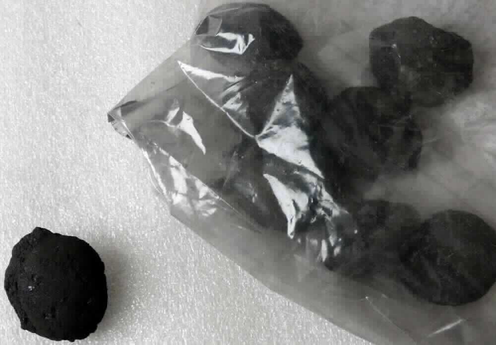 Ferrosilicium

Bei der Ware handelt es sich um ein ursprünglich pulverförmiges bzw. körniges, grauschwarzes Material, welches mit organischem Binder wie Natronwasserglas oder Stärke bzw. Melasse zu Briketts (Größe 10 - 40 mm) geformt ist. Nach der Produktspezifikation besteht das Erzeugnis zu ca. 65% aus Silicium und ca. 1,3% Kohlenstoff mit Rest Eisen. Geringfügig höhere Kohlenstoffgehalte bis max. 5,3% sind möglich. Das Material wird u.a. in der Stahlindustrie als Legierungszusatz verwendet.

Die Ware wird als "Ferrosilicium mit einem Siliciumgehalt von mehr als 55 GHT" in den TARIC-Code 7202 2100 00 eingereiht.