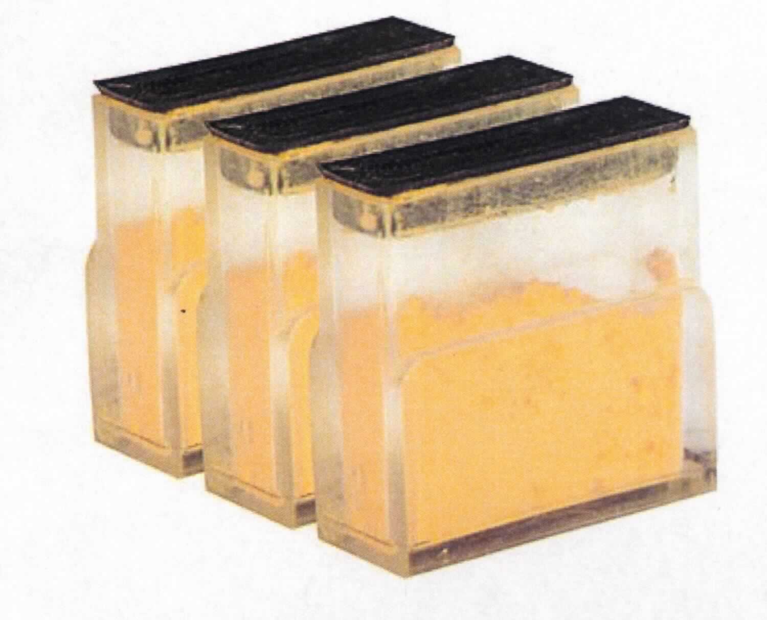Angaben: 
Ersatzpatronen für Kreiderad; Patrone mit gelbem Kreidepulver (1 Gramm); zu Markierungszwecken (feine gelbe Linie) beim Stoffzuschneiden v.a. für rutschige und dehnbare Stoffe.

Befund: 
Anderes Farbmittel, in Form oder Packung für den Einzelverkauf.
Zusammengesetzte Ware, bei der im Sinne der AV 3b) das gelbe Kreidepulver im Hinblick auf die Verwendung als charakterbestimmend angesehen wird.