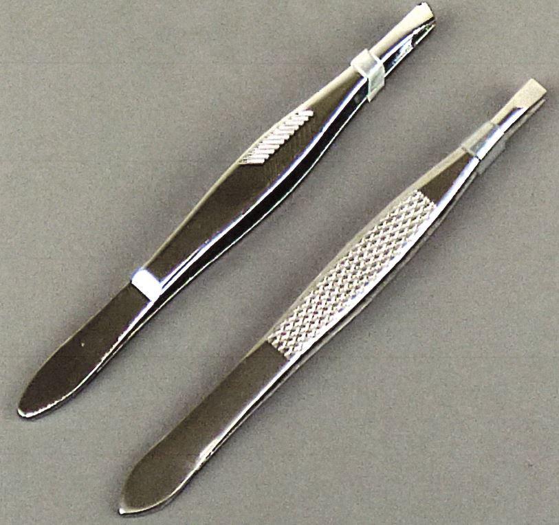 Pinzetten schräg / gerade
 
- mit freiem Arm zu handhabende, federnde, zangenartige
  Erzeugnisse mit unterschiedlichen Spitzen

- vollständig aus unedlem Metall

- Gesamtlänge: etwa 8,6 cm bzw. 8,9 cm

- zur Verwendung im kosmetischen Bereich (z. B. Entfernung feiner Härchen)
 
- jeweils einzeln auf einer Pappkarte mit produktbezogenen Hinweisen aufgebracht 
  und in Kunststofffolie verpackt; im unteren Bereich zudem mit einem
  Kunststoffüberzug versehen
 
Abbildung siehe Anlage.

 
Derartige Erzeugnisse gehören als "Pinzetten, mit arbeitendem Teil aus unedlem Metall"
zur Codenummer 8203 2000 00 0 des Zolltarifs.
