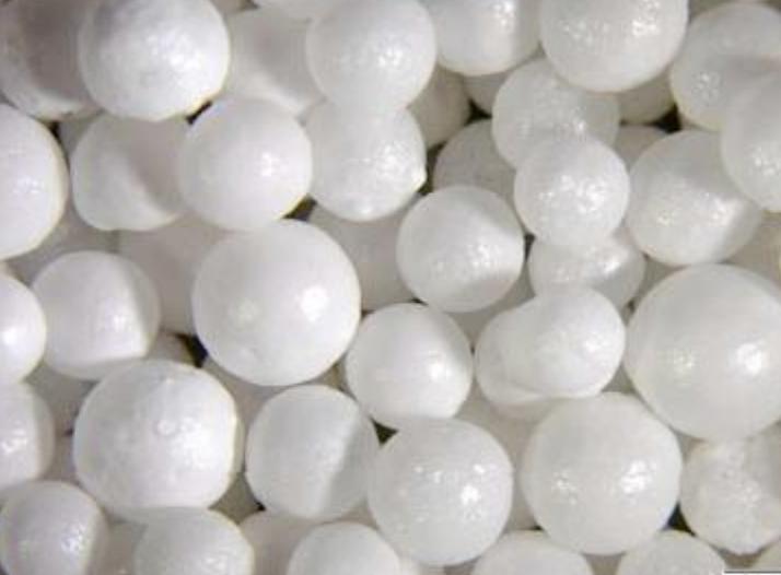 Aluminiumoxid; Hohlkugelkorund

Bei der Ware handelt es sich den Angaben nach um weiße bis beige Hohlkügelchen bestehend aus Aluminiumoxid (Bubble Alumina). Die Summenformel lautet Al2O3. Die Reinheit liegt bei 98﻿,﻿8 % bis 99﻿,﻿6 %. Die Schüttdichte liegt bei 0﻿,﻿5 bis 0﻿,﻿9 g/cm³. Die Korngröße beträgt weniger als 10 mm. Die sphärischen Hohlkugeln werden durch Schmelzen und Versprühen hergestellt.
Die Ware wird in der Feuerfestindustrie, als Filtermedium oder als Schleifmaterial verwendet.

Die Ware wird nach ihrer stofflichen Beschaffenheit als künstlicher Korund, auch chemisch nicht einheitlich, mit einem Gehalt an Aluminiumoxid von 98﻿,﻿5 GHT oder mehr, von dem weniger als 50 % des Gesamtgewichts eine Korngröße von mehr als 10 mm aufweisen, anderer, in den TARIC-Code 2818 1011 99 eingereiht.