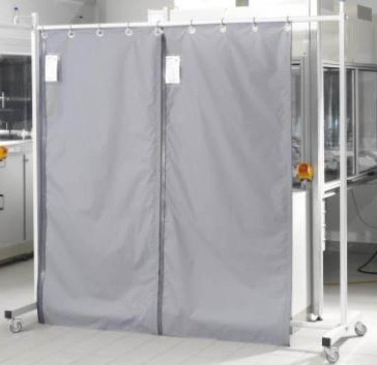 Ware aus Glasfasern, sog. Laserschutz-Vorhang CR, SHELTER NG, Art.-Nr. BC6F1P011201, 
die fertige Ware (Laserschutzvorhang) ist laut Antrag in unterschiedlichen Größen erhältlich und wird
durch eine Materialprobe veranschaulicht, Foto siehe Anlage,
- mehrlagiges Erzeugnis, bestehend aus:
- - einer Mittellage aus einem Gewebe aus Glasfasern,
- - zwei die Mittellage umhüllende Lagen aus Geweben aus Glasfasern, die beidseitig dünn
    beschichtet sind (damit imprägniert),
- - einer Umhüllung aus Geweben aus Spinnstoffen,
- an den Rändern mit einem Garn aus Spinnstoffen vernäht und gesäumt,
- je nach Größe des Vorhangs werden mehrere Bahnen mit einem Elastomerband zusammengenäht,
- der Vorhang ist mit einer Aufhängevorrichtung in Form eines Ösenbandes versehen,
- die Ware soll dem Schutz vor Laserstrahlen dienen,
- die imprägnierten Gewebe aus Glasfasern bestimmen aufgrund ihres Umfangs und ihres Gewichts
  den wesentlichen Charakter der Ware.

"Ware aus Glasfasern (Vorhang), andere als in den TARIC-Codes 7019 9000 10 bis 7019 9000 80
 genannte"