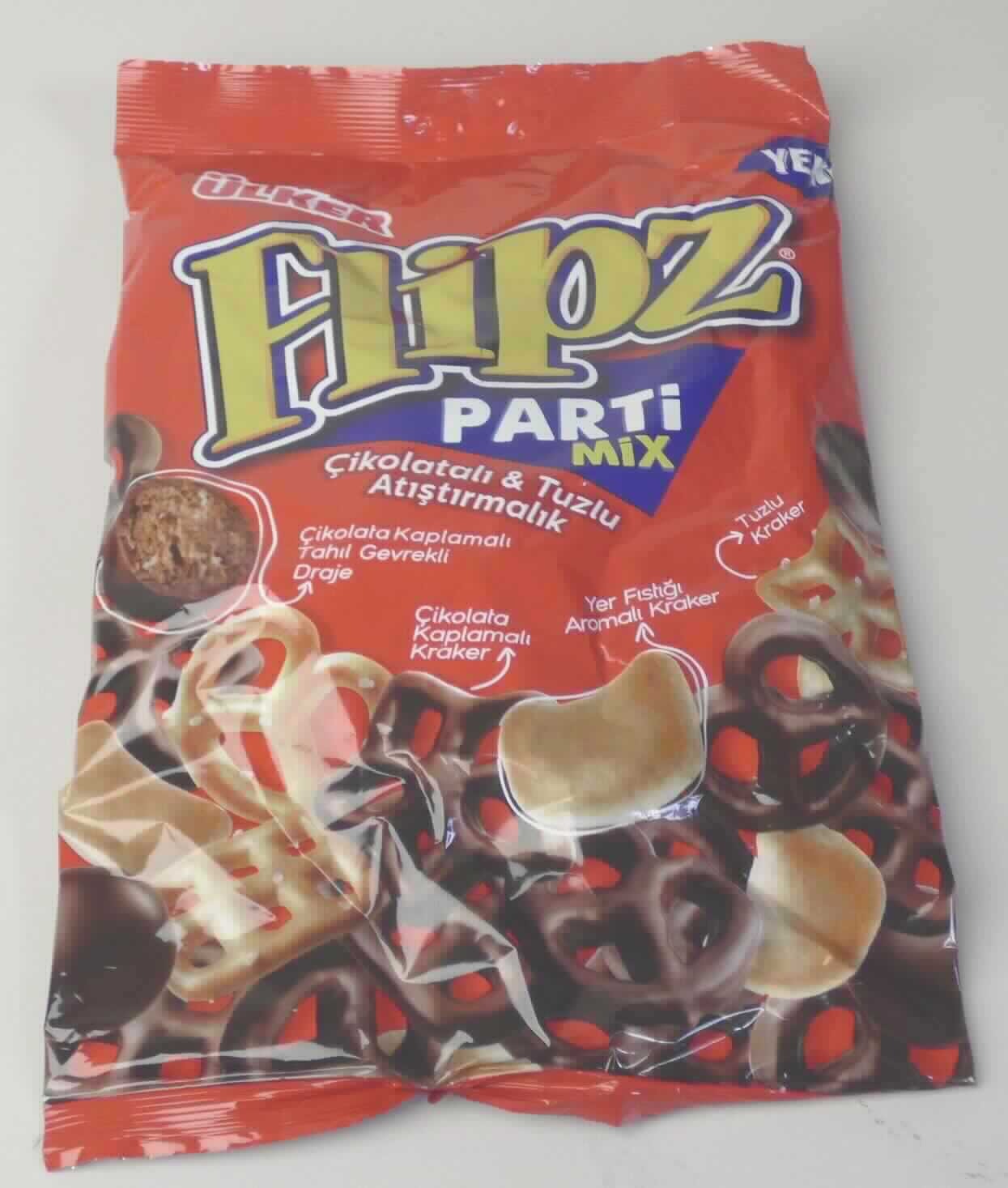 Mischung aus verschiedenem Kleingebäck

Ein Warenmuster (in Originalumschließung) lag vor.
Bedruckter und etikettierter Kunststofffolienschlauchbeutel mit Angaben zum Erzeugnis (Gebäck- und Crackermischung; 120 g) und zu den Zutaten (siehe Feld 8); darin eine Mischung aus Backwaren der Unterpositionen 1905 9045, 1905 9055 und 1905 9070:
Sorte 1: Hellbraune, leicht gekrümmte nicht gesüßte Kekse bzw. Cracker (3,5 cm x 1,6 cm x 1,0 cm; 
Gewichtsanteil 17,23 %; UPos 1905 9045);
Sorte 2: Rechteckiges, braunes extrudiertes gitterförmiges Laugengebäck, vollständig mit Schokolade überzogen (3,5 cm x 2,5 cm x 0,8 cm; Gewichtsanteil 13,11 %; UPos 1905 9070);
Sorte 3: Rechteckiges, braunes extrudiertes gitterförmiges Laugengebäck, vereinzelt mit Salzkörnern bestreut 
(3,2 cm x 1,9 cm x 0,5 cm; Gewichtsanteil 22,20 %; UPos 1905 9055);
Sorte 4: Rundes, dunkelbraunes, aufgeblähtes, nicht keksähnliches Kleingebäck, vollständig mit Schokolade überzogen (Durchmesser ca. 1,5 cm; Gewichtsanteil 18,19 %; UPos 1905 9070);
Sorte 5: Sternförmiges, dunkelbraunes extrudiertes Laugengebäck, vollständig mit Schokolade überzogen 
(3,5 cm x 0,7 cm; Gewichtsanteil: 15,06 %; UPos 1905 9070);
Sorte 6: Sternförmiges, braunes extrudiertes Laugengebäck mit vereinzelten Salzkörnern bestreut (3,0 cm x 0,7 cm; Gewichtsanteil 7,58 %; UPos 1905 9055);
Sorte 7: Brezelförmiges, braunes extrudiertes Laugengebäck mit vereinzelten Salzkörnen bestreut; einer handesüblichen Salzbrezel entsprechend (3,5 cm x 3,0 cm x 0,5 cm; Gewichtsanteil 6,63 %; UPos 1905 9055).

Es liegt eine Warenzusammenstellung aus verschiedenen Backwaren der Position 1905 (HS) vor, deren Charakter in Bezug auf den gewichtsmäßigen Anteil (46 GHT) von den Erzeugnissen der UPos. 1905 9070 (KN) bestimmt wird.
Auf Grund einer Geschmacksprobe in Verbindung mit den Analysendaten und der Zutatenliste kann unterstellt werden, dass diese einen Gehalt an Saccharose, Invertzucker oder Isoglucose von 5 GHT oder mehr aufweisen.

Untersuchungsergebnis einer Mischprobe:
Milchfett*: weniger als 1,5 GHT
Milchprotein*: weniger als 2,5 GHT
Stärke/Glucose**: 25 bis weniger als 50 GHT
Saccharose/Inverzucker/Isoglucose***: 5 bis weniger als 30 GHT
*: abgeleitet aus den Antragsangaben in Verbindung mit der Zutatenliste
**: festgestellt gemäß VO (EG) 900/2008, VO (EU)118/2010
***: festgestellt gemäß VO (EG) 900/2008

Andere Backware mit einem Gehalt an Saccharose, Invertzucker oder Isoglucose von 5 GHT oder mehr, nicht keksähnliches Kleingebäck.