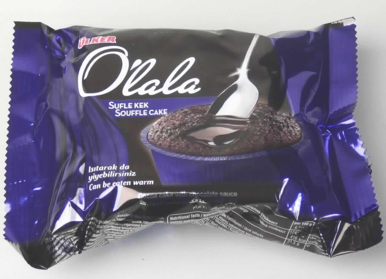 Kleinkuchen

Ein Warenmuster (in Originalverpackung) lag vor.
Bedruckter dunkelblauer Kunststofffolienschlauchbeutel mit Angaben zum Erzeugnis (Kakaokuchen mit Schokoladensauce; 70 g) und zu den Zutaten (siehe Feld 8); darin in einer violettfarbenen, mit einem Kunststoffdeckel verschlossenen Kartonform ein brauner, runder Kleinkuchen (Durchmesser ca. 6 cm; Höhe 
ca. 3,5 cm), gefüllt mit einem Kern aus weicher, brauner Schokoladencreme; Geschmack nach Rührteiggebäck mit Kakao, fettig, süß.
In dem Kunststoffdeckel ist ein kleiner violettfarbener Kunststoffeinweglöffel beigefügt.

Saccharose, Invertzucker oder Isoglucose (HPLC): 5 GHT oder mehr 
Stärke/Glucose*: 5 bis weniger als 25 GHT 
Saccharose/Invertzucker/Isoglucose**: 5 bis weniger als 30 GHT
Milchfett***: 0 bis weniger als 1,5 GHT
Milchprotein***: 0 bis weniger als 2,5 GHT
*: festgestellt gemäß VO (EG) 900/2008, VO (EU) 118/2010
**: festgestellt gemäß VO (EG) 900/2008
***: abgeleitet aus der Zutatenliste in Verbindung mit den Analysendaten

Backware mit einem Gehalt an Saccharose, Invertzucker oder Isoglucose von 5 GHT oder mehr, Kleinkuchen.