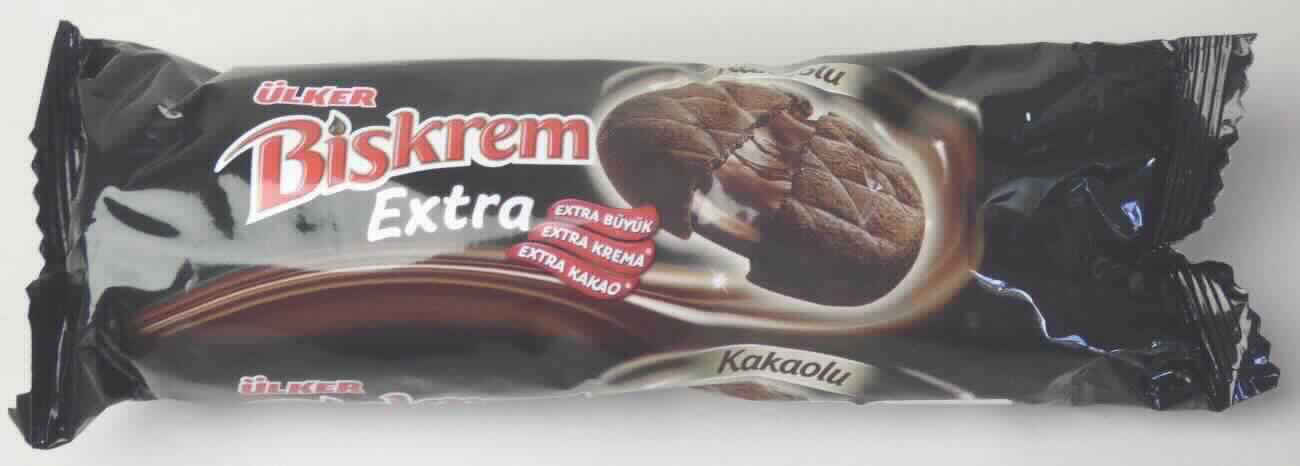 Kekse mit Kakaocremefüllung

Ein Warenmuster in Originalverpackung lag vor.
Bedruckter und etikettierter schwarzer Kunststofffolienschlauchbeutel mit Angaben zum Erzeugnis (Kakaokekse mit Kakaocreme; 230 g) und zu den Zutaten (siehe Feld 8); darin dunkelbraune, runde, trockene Kekse (Durchmesser ca. 5,5 cm; Dicke ca. 1,4 cm), gefüllt mit einer dunkelbraunen, kakaohaltigen Creme (keine Doppelkekse); Geschmack nach gesüßtem Mürbegebäck mit Kakaocreme.

Wassergehalt im Keksanteil*: 12 GHT oder weniger
Fettgehalt im Keksanteil*: 35 GHT oder weniger 
Stärke/Glucose**: 25 bis weniger als 50 GHT
Saccharose/Invertzucker/Isoglucose***: 5 bis weniger als 30 GHT 
Milchfett*: weniger als 1,5 GHT
Milchprotein*: weniger als 2,5 GHT
*: abgeleitet aus den Antragsangaben
**: festgestellt gemäß VO (EG) 900/2008, VO (EU) 118/2010
***: festgestellt gemäß VO (EG) 900/2008

Backware, kakaohaltig, gesüßte Kekse, weder mit Schokolade noch mit kakaohaltigen Überzugsmassen überzogen oder bedeckt, mit einem Gehalt an Milchfett von weniger als 8 GHT, keine Doppelkekse.