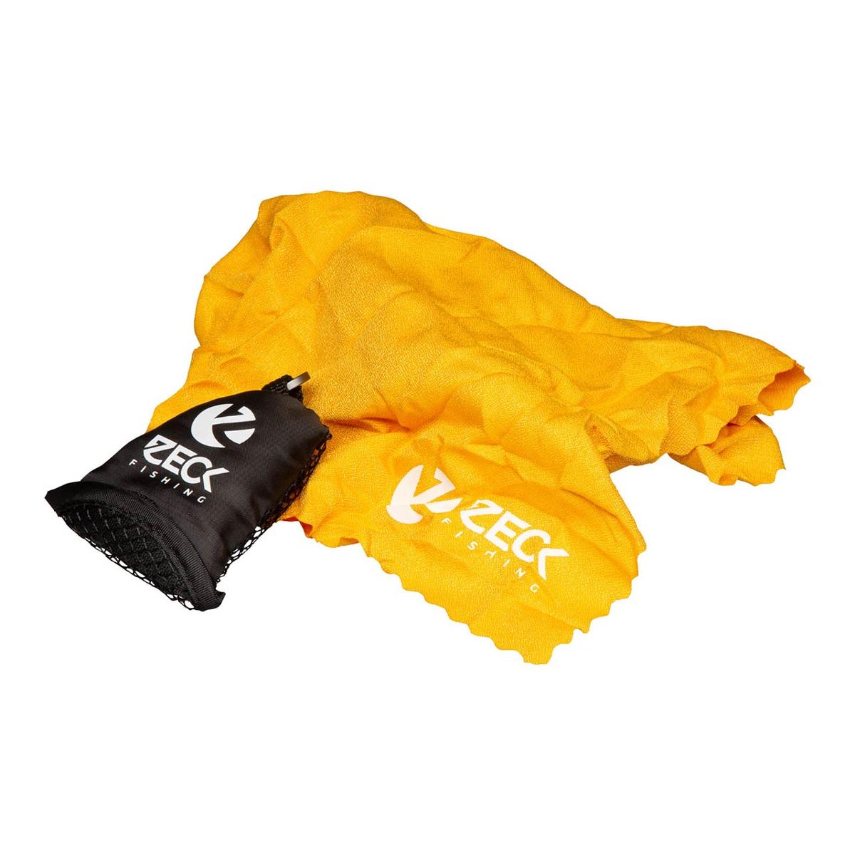 Reinigungstuch mit Transportbeutel, sog. Microfiber Towel, Art. 260086, Foto siehe Anlage,
- stellt sich als zusammengesetzte Ware dar,
- an einem Pappaufhänger befestigt,
- Reinigungstuch:
-- rechteckig, in den Abmessungen von laut Antrag ca. 40 cm x 40 cm,
-- aus einfarbigen Geweben aus laut Antrag 80 % Polyester und 20 % Polyamid (beides synthetische
   Chemiefasern),
-- mit einer angenähten Schlaufe mit Klickverschluss aus Kunststoff,
-- an allen Rändern wellenförmig zugeschnitten,
-- mit einem Firmenlogo bedruckt,
-- durch Zusammennähen konfektioniert,
-- ohne Hinweise auf Handarbeit,
-- wird laut Antrag gleichermaßen als Handtuch zum Trocknen der Hände sowie als Reinigungstuch zum
   Reinigen der Angelausrüstung verwendet und stellt sich damit sowohl als Wäsche zur Körperpflege der
   Position 6302 als auch als Ware der Position 6307 dar; die Ware ist damit der von den gleichermaßen
   in Betracht kommenden Positionen in dieser Nomenklatur zuletzt genannten Position zuzuweisen,
- Transportbeutel:
-- in den Abmessungen (H x B) von ca. 9 cm x 6,5 cm,
-- eine Seite aus einem ca. 0,5 mm dicken, einfarbigen Gewirke mit offenen, nicht verschieb-
   baren Zellen, die andere aus einem ca. 0,2 mm dicken, einfarbigen Gewebe,
-- mit einem Firmenlogo bedruckt,
-- am oberen Rand mit einer Schlaufe mit einem ca. 4 cm langen Karabinerhaken aus augenscheinlich 
   unedlem Metall ausgestattet,
-- im Inneren durch einen Klickverschluss aus Kunststoff mit dem Reinigungstuch verbunden,
-- am unteren Rand gesäumt und mittels Klettverschluss zu schließen,
- im Hinblick auf den Umfang und die Bedeutung in Bezug auf die Verwendung überwiegt das Reini-
  gungstuch gegenüber dem Transportbeutel und verleiht der zusammengesetzten Ware damit ihren
  wesentlichen Charakter.

"Andere konfektionierte Ware (Reinigungstuch), aus Spinnstoffen, aus Geweben, nicht handgearbeitet"
