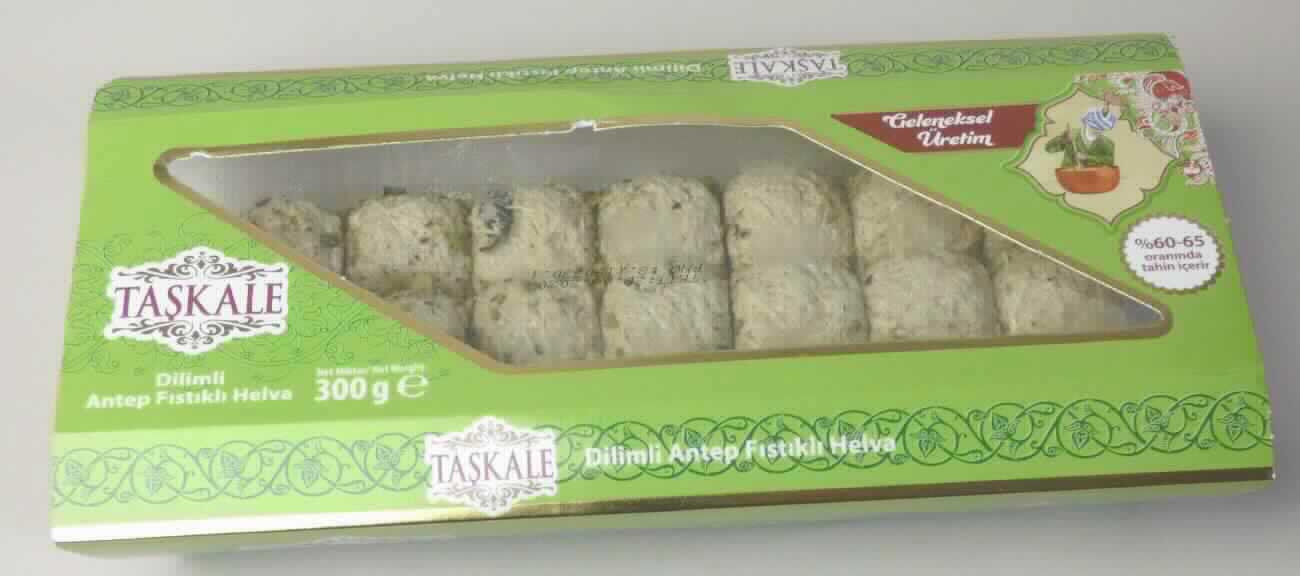 Zuckerware ohne Kakaogehalt; Halva

Bei der vorgelegten Ware handelt es sich um eine beigefarbene, teils brüchig-faserige Paste, die mit Pistazienstücken durchsetzt ist und 21 Portionen unterteilt ist. Die als "Helva" bezeichnete Ware ist in einer transparenten Kunststoffschale mit Deckel und bunt bedruckter Pappbanderole zu einem deklariertem Nettogewicht von 300 g in Aufmachung für den Einzelverkauf verpackt.

Nach den als zutreffend unterstellten Angaben des Antragstellers enthält die Ware (gemäß VO (EG) Nr. 900/2008 und VO (EU) Nr. 118/2010): 
- Stärke/Glucose: 5 bis weniger als 25 GHT; 
- Saccharose/Invertzucker/Isoglucose: 5 GHT bis weniger als 30 GHT;
- Milchfett: 0 bis wengier als 1,5 GHT;
- Milchprotein: 0 bis weniger als 2,5 GHT.

Die Ware ist als andere Zuckerware ohne Kakaogehalt in die Unterposition 1704 9099 der Kombinierten Nomenklatur einzureihen.