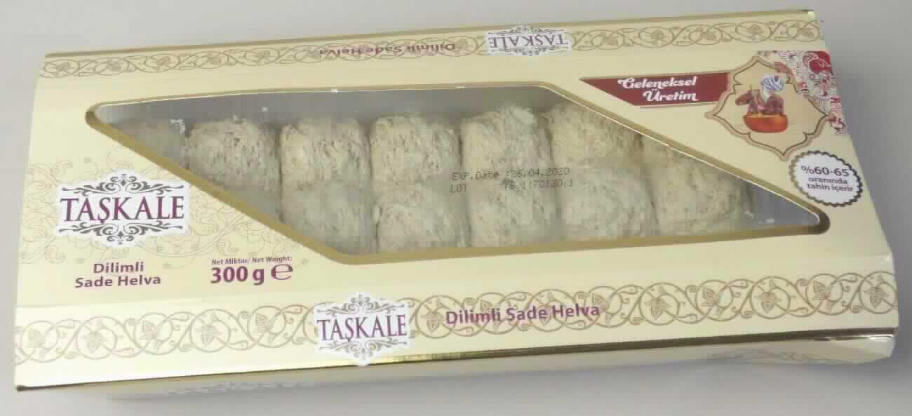 Zuckerware ohne Kakaogehalt; Halva

Bei der vorgelegten Ware handelt es sich um eine beigefarbene, teils brüchig-faserige Paste, die in 21 Portionen unterteilt ist. Die als "Helva" bezeichnete Ware ist in einer transparenten Kunststoffschale mit Deckel und bunt bedruckter Pappbanderole zu einem deklariertem Nettogewicht von 300 g in Aufmachung für den Einzelverkauf verpackt.

Nach den als zutreffend unterstellten Angaben des Antragstellers enthält die Ware (gemäß VO (EG) Nr. 900/2008 und VO (EU) Nr. 118/2010): 
- Stärke/Glucose: 5 bis weniger als 25 GHT; 
- Saccharose/Invertzucker/Isoglucose: 5 GHT bis weniger als 30 GHT;
- Milchfett: 0 bis wengier als 1,5 GHT;
- Milchprotein: 0 bis weniger als 2,5 GHT.

Die Ware ist als andere Zuckerware ohne Kakaogehalt in die Unterposition 1704 9099 der Kombinierten Nomenklatur einzureihen.