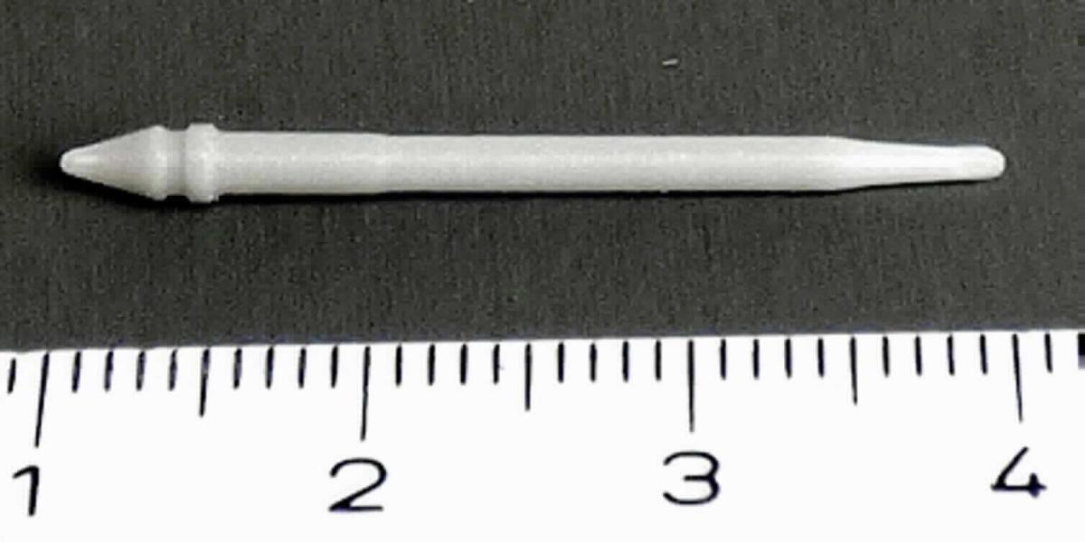 Bei dem Erzeugnis handelt es sich um eine sog. "Schreibfederspitze", im Wesentlichen bestehend aus einem Docht aus weißem Kunststoff, mit einer Länge von ca. 30 mm, einem Innenkanal zur Tintenleitung, keine Fasern enthaltend, an einem Ende spitz zulaufend, am anderen Ende mit abgerundeter kegelförmiger Spitze, zum Einsetzen in einen Finelinerstift. 

Das Erzeugnis ist als "Schreibfederspitze aus Kunststoff, keine Fasern enthaltend, mit einem Innenkanal" einzureihen.