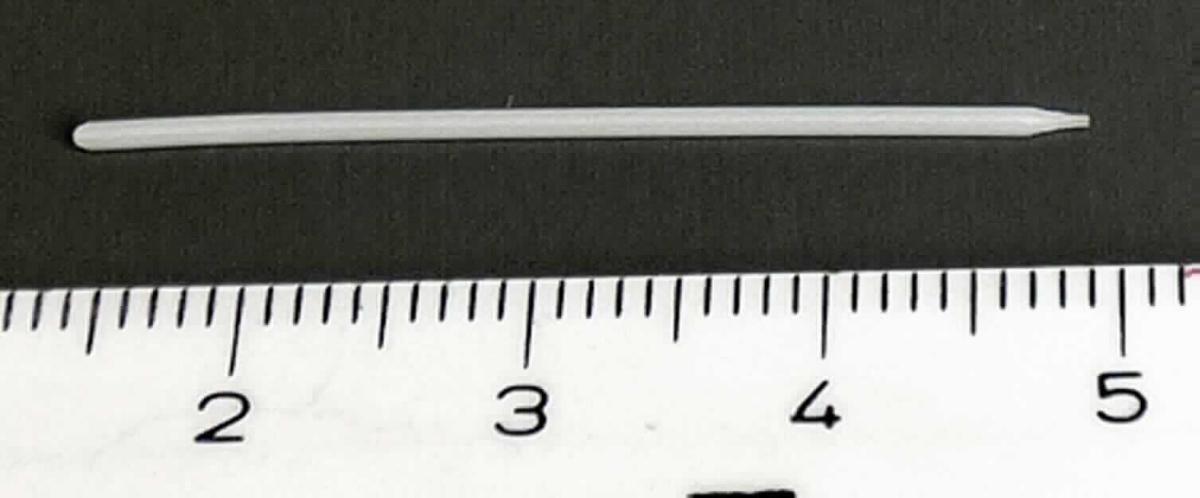 Bei dem Erzeugnis handelt es sich um eine sog. "Schreibfederspitze", im Wesentlichen bestehend aus einem Docht aus weißem Kunststoff, mit einer Länge von ca. 35 mm, einem Innenkanal zur Tintenleitung, keine Fasern enthaltend, am unteren Ende spitz zulaufend, zum Einsetzen in einen Finelinerstift. 

Das Erzeugnis ist als "Schreibfederspitze aus Kunststoff, keine Fasern enthaltend, mit einem Innenkanal" einzureihen.