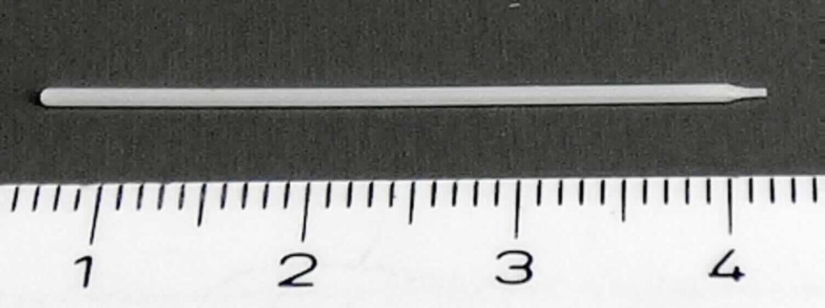 Bei dem Erzeugnis handelt es sich um eine sog. "Schreibfederspitze", im Wesentlichen bestehend aus einem Docht aus weißem Kunststoff, mit einer Länge von ca. 35 mm, einem Innenkanal zur Tintenleitung, keine Fasern enthaltend, am unteren Ende spitz zulaufend, zum Einsetzen in einen Finelinerstift. 

Das Erzeugnis ist als "Schreibfederspitze aus Kunststoff, keine Fasern enthaltend, mit einem Innenkanal" einzureihen.