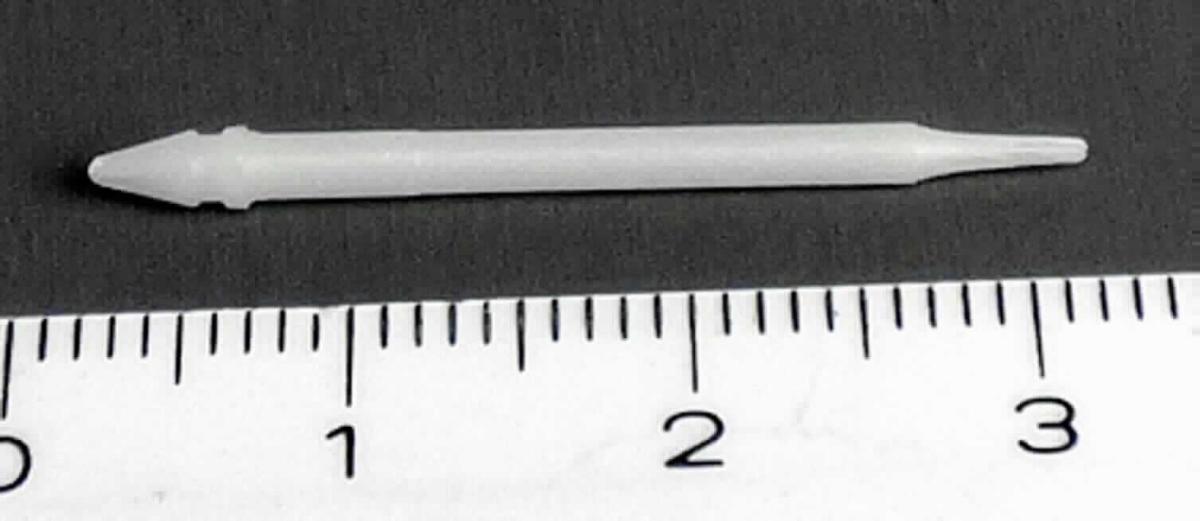 Bei dem Erzeugnis handelt es sich um eine sog. "Schreibfederspitze", im Wesentlichen bestehend aus einem Docht aus weißem Kunststoff, mit einer Länge von ca. 30 mm, einem Innenkanal zur Tintenleitung, keine Fasern enthaltend, an einem Ende spitz zulaufend, am anderen Ende mit abgerundeter kegelförmiger Spitze, zum Einsetzen in einen Finelinerstift. 

Das Erzeugnis ist als "Schreibfederspitze aus Kunststoff, keine Fasern enthaltend, mit einem Innenkanal" einzureihen.