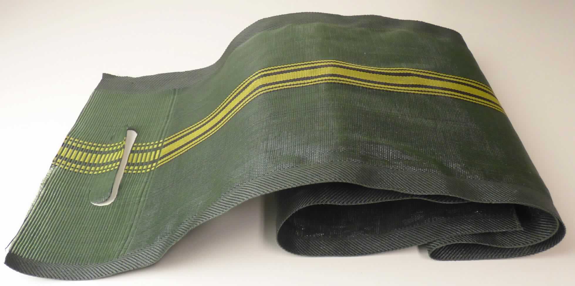 Sack zu Verpackungszwecken, sog. Sandsack, Foto siehe Anlage,
- laut Antrag:
-- in den Abmessungen: 25 cm x 100 cm, 25 cm x 120 cm bzw. 27 cm x 120 cm,
-- aus einem etwa 0,8 mm dicken, buntgewebten, undichten Doppelgewebe aus:
--- Monofilen, mit einem Durchmesser von weniger als 1 mm, aus laut Antrag Polyethylen (synthetische 
    Chemiefasern) und
--- Streifen aus synthetischer Spinnmasse, mit einer augenscheinlichen Breite von weniger als 5 mm, aus laut 
     Antrag Polyethylen (synthetischer Spinnstoff),
--- mit einem Gesamtanteil an Monofilen von 59,4 GHT und an Streifen von 40,6 GHT,
- an einer Schmalseite offen,
- an den Längsseiten und der anderen Schmalseite bindungstechnisch abgebunden und damit abgepasst 
  hergestellt (u. a. somit konfektioniert), zusätzlich an dieser Schmalseite mit einem Eingriff verstehen,
- unmittelbar gebrauchsfertig.

"Sack zu Verpackungszwecken, aus synthetischen Spinnstoffen, anderer als in den Unterpositionen 6305 3211 
 bis 6305 3390 genannte, aus Geweben"
