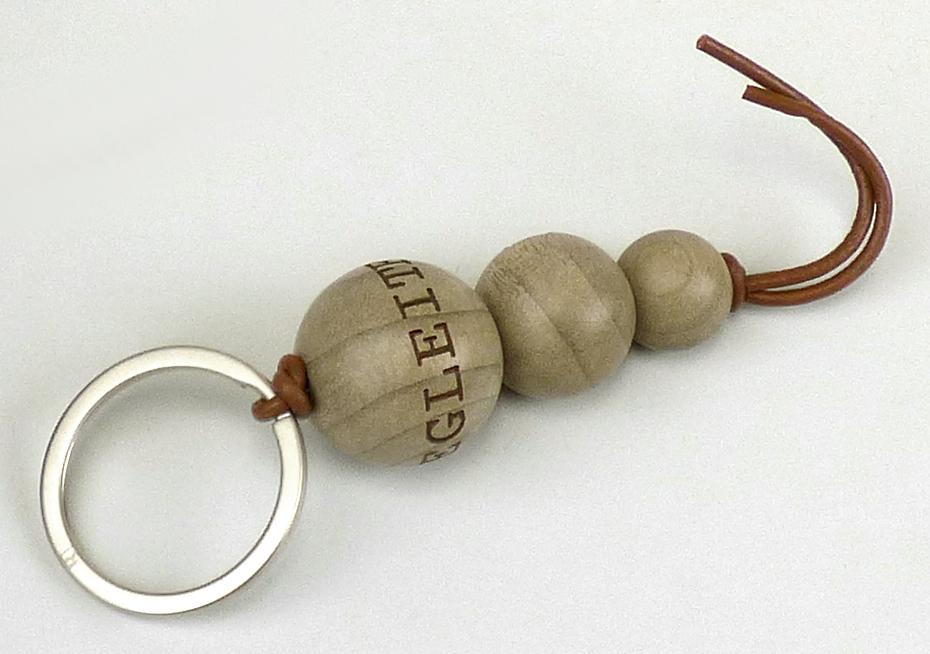 Es handelt sich um einen Schlüsselanhänger, bestehend aus einem Schlüsselring (Außendurchmesser: etwa 32 mm) aus Stahldraht (Querschnittsabmessung: etwa 3 mm), an dem mittels eines Bandes aus Leder drei gelochte Holzkugeln in unterschiedlichen Größen (Durchmesser etwa 24, 20 und 15 mm) in Reihe angebracht sind. Die Größte der drei Kugeln ist mit dem Schriftzug "Wegbegleiter" versehen. Die Ware ist zur Aufnahme und Aufbewahrung von Schlüsseln bestimmt.
- Antragstellerangaben -

Abbildung siehe Anlage.

Derartige Erzeugnisse gehören als "andere Waren aus Stahldraht" zum TARIC-Code 7326 20 00 90, da es sich zolltarifrechtlich um eine aus verschiedenen Stoffen zusammengesetzte Ware handelt, deren wesentlicher Charakter nach der Bedeutung für die Verwendung durch den Schlüsselring aus Stahldraht bestimmt wird.