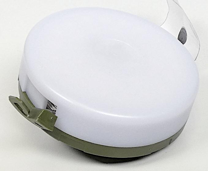 Es handelt sich bei der sog. Solar Lichterkette Disc um eine aus verschiedenen Bestandteilen zusammengesetzte Ware in Form eines elektrischen Beleuchtungskörpers (Lichterkette) und einer tragbaren elektrischen Leuchte. Die Ware besteht aus einem runden Kunststoff-Gehäuse mit Akku, SMD-LED-Lichtquelle (Zentrallicht), Ladeanschluss und Bedienschalter, in dem seitlich ausziehbar eine 10 Meter lange  LED-Lichterkette mit mehreren Leuchtmodi eingebaut ist. Am Ende der Lichterkette ist ein Befestigungshaken angebracht. Das Gehäuse ist an der Unterseite mit einem ausklappbaren Aufhängehaken ausgestattet, der zugleich als Kurbel zum Aufrollen der Lichterkette verwendet werden kann. Die Abmessungen betragen 110 x 110 x 45 mm. 
Die Ware wird zur Beleuchtung als Lichterkette und/oder als tragbare elektrische Leuchte (kann in der Hand gehalten, an einem Rucksack befestigt als auch anderweit aufgehängt oder abgelegt werden) verwendet.

Da im Hinblick auf den Verwendungszweck, den Umfang und das äußere Erscheinungsbild kein charakterbestimmender Bestandteil feststellbar ist, ist die Ware in die zuletzt genannte Position der gleichermaßen in Betracht kommenden Positionen einzureihen.

Die Outdoorlampe dient zu Beleuchtungszwecken im Außenbereich (IPX 44).

Die Ware ist mit einer Gebrauchsanweisung und einem USB-Kabel in einem Karton verpackt.

Das Erzeugnis ist als "elektrischer Beleuchtungskörper, anderweit weder genannt noch inbegriffen, nicht von den Unterpositionen (HS) 9405 11 bis 9405 41 erfasst, ausschließlich zur Verwendung mit LED-Lichtquellen bestimmt, kein Scheinwerfer, aus Kunststoffen" einzureihen.