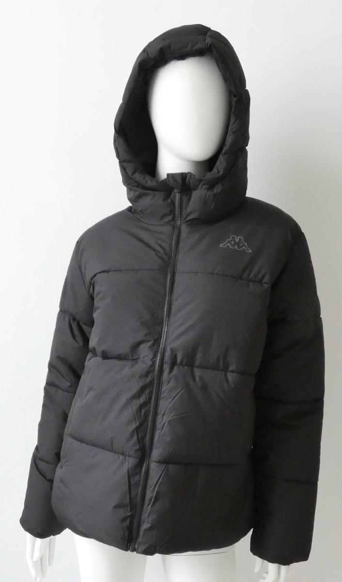 Blouson, Größe S, Foto siehe Anlage,
- in einem Polybeutel verpackt,
- dreilagig gearbeitet, durch Steppen abgeteilt, mit einer insbesondere im Hinblick auf das äußere 
  Erscheinungsbild charakterbestimmenden Außenlage (Schauseite) aus ca. 0,2 mm dicken, ein-
  farbigen, einseitig (Innenseite) mit einer Folie aus Kunststoff (kein Zellkunststoff) laminierten
  Geweben der Position 5903 aus laut Antrag  100 % Polyester (synthetische Chemiefasern), einer 
  Zwischenlage aus Wattierungsstoff und einer Innenlage aus Vliesstoffen,
- durchgehend gefüttert,
- über die Taille reichend (Rückenlänge: ca. 65 cm),
- mit einem Stehkragen und einer angesetzten Kapuze,
- vorn mit einer durchgehenden Öffnung mit einem bis in die Kragenspitzen reichenden Reißver-
  schluss; am oberen Rand mit einer kurzen Überlappung von links über rechts (Männerkleidung),
- mit langen Ärmeln, die über den unteren Rand des Kleidungsstücks hinausreichen; an den Ärmel-
  enden elastisch verengt,
- mit zwei eingesetzten Taschen mit Reißverschluss unterhalb der Taille,
- am unteren Rand mit einem Tunnelzug zu verengen,
- erfüllt die Merkmale zur Einreihung als Blouson, somit keine Jacke,
- aufgrund der verwendeten Flächenerzeugnisse keine Ware der Position 6201.

"Kleidung (Blouson) aus Erzeugnissen der Position 5903, aus Geweben, von der in der Position 
  6201 beschriebenen Art"