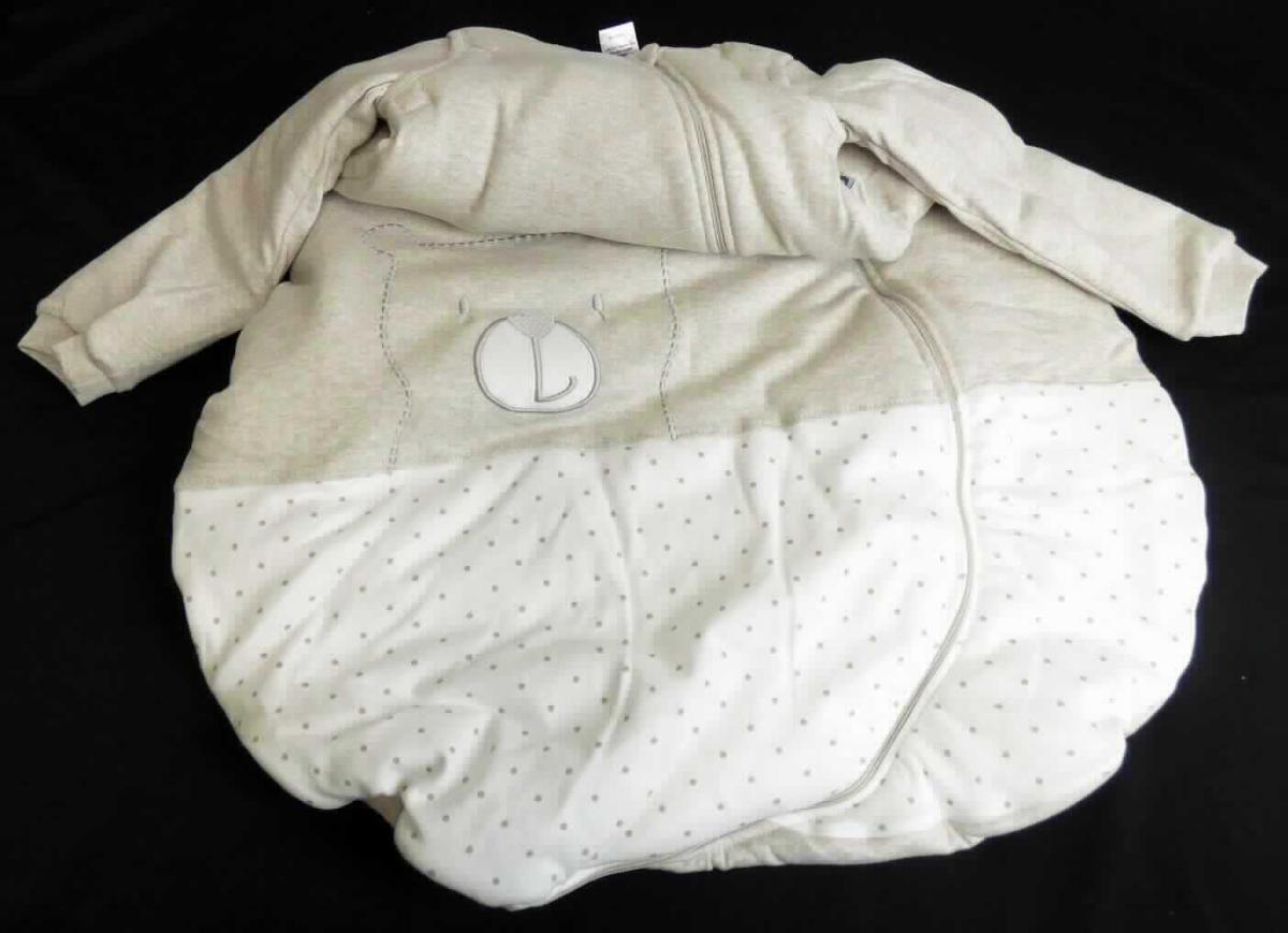 Schlafkleidung, sog. Schlafsack "Hello World", Größe 86/92, Foto siehe Anlage,
- in einem Polybeutel verpackt,
- mit einer max. Länge von ca. 87 cm,
- aus ca. 0,7 mm dicken Gewirken aus laut Antrag 100 % Baumwolle,
- durchgehend wattiert gefüttert,
- mit einem runden Halsausschnitt,
- vorn mit einer schräg nach links verlaufenden und am unteren Rand nach rechts weitergeführten Öffnung mit 
  Reißverschluss, am oberen Rand mit einer kurzen Überlappung von rechts über links,
- mit abklettbaren, langen Ärmeln mit angesetzten verengenden Bündchen, 
- auf der Vorderseite mit einer Stickerei verziert,
- aufgrund der Länge/Größe nicht für Kleinkinder mit einer Körpergröße von bis zu 86 cm bestimmt, somit keine 
  Kleidung der Position 6111,
- dient als Schlafkleidung für Kinder, somit keine Ware der Position 9404.

"Kleidung, andere als in den Positionen 6101 bis 6113 genannte, aus Gewirken, aus Baumwolle"