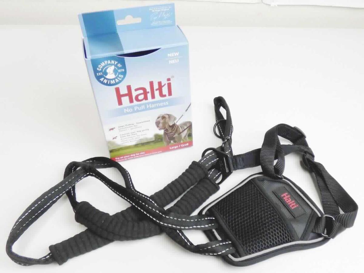 Sattlerware für Tiere, sog. Halti No Pull Trainingsgeschirr, Größe L, Foto siehe Anlage,
- Brustgeschirr aus Riemen aus Spinnstoffen,
- - im Bereich der Brust mit Abstandsgewirken gepolstert,
- - mit einem im Rückenbereich durch eine Öse geführten Gurt, der an einer Trainingsleine befestigt wird,
- übt bei starkem Zug an der Hundeleine durch Straffung einen Druck aus; dient damit als Erziehungshilfe, 
- in einem bedruckten Pappaufhänger verpackt.

"Sattlerware für alle Tiere (Trainingsgeschirr), aus Stoffen aller Art"