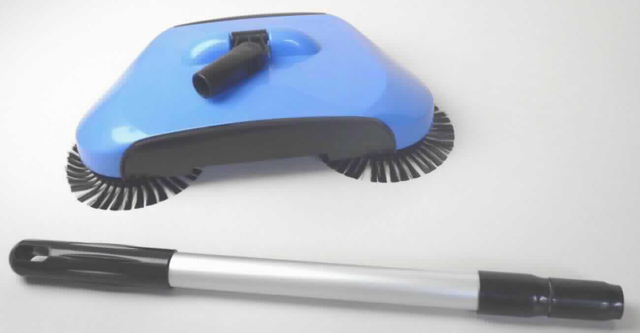 Bei dem als "Magic Sweeper" (Art. 20565) bezeichneten Erzeugnis handelt es sich um einen von Hand zu führenden Kehrer der aus einem Gehäuse mit Rädern besteht, das drei Bürsten enthält, die durch das Rollen der Räder bewegt werden. Der Kehrer wird zum Reinigen von Teppichen/Fußböden verwendet. Mit Teleskopstiel weist der Kehrer eine Höhe von ca. 112 cm auf. 
Die Ware ist in einem farbig bedruckten Pappkarton für den Einzelhandel aufgemacht.

Die Ware ist als "andere als in den Unterpositionen (HS) 9603 10 bis 9603 50 genannte Waren, als von Hand zu führende mechanische Fußbodenkehrer ohne Motor" einzureihen.