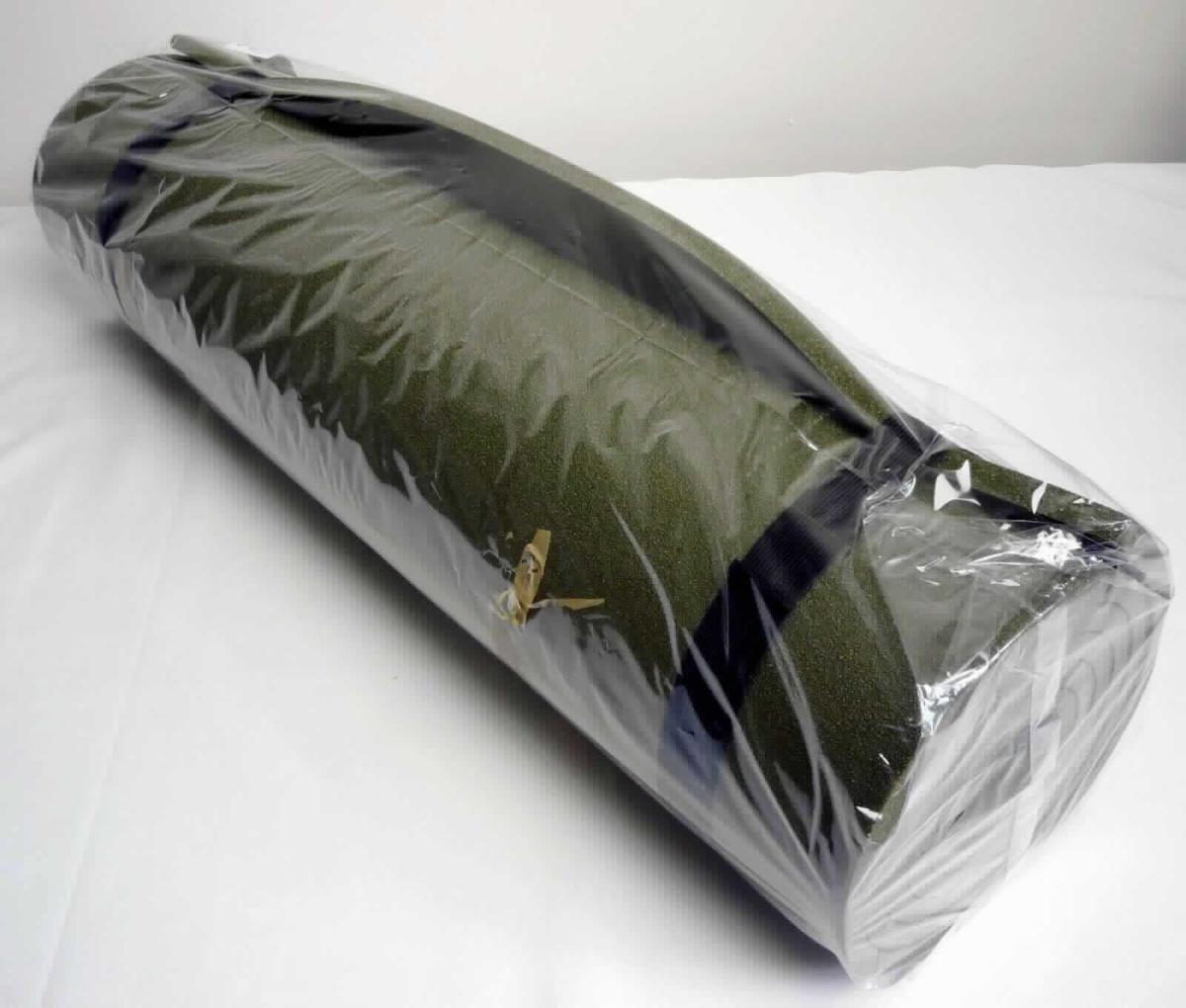 Angaben des Antragstellers:
US-Isomatte mit Gurten (Maße: 190 x 61 x 1 cm)
Material: 100 % Polyethylen-Schaumstoff

Feststellungen an einem Warenmuster (aus dem Jahr 2016):
Es wurde eine grünliche, aufgeschäumte, lediglich rechteckig zugeschnittene Kunststoffmatte vorgelegt. Die Matte ist aufgerollt und wird durch zwei elastische Bänder zusammengehalten. Die Matte ist in einer transparenten Kunststofffolie für den Einzelverkauf aufgemacht.

Befund:
Es liegt ein Flacherzeugnis aus Zellkunststoff im Sinne der Unterposition (KN) 3921 1900 vor.