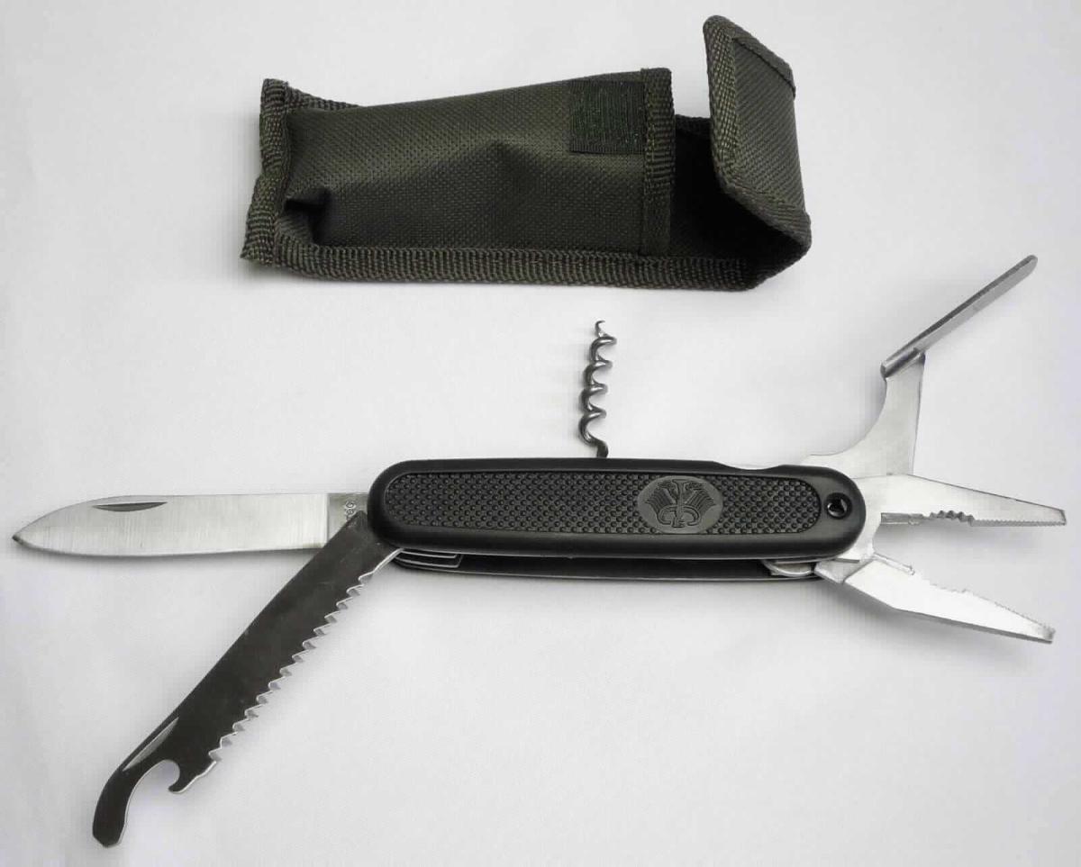 "BW Pocket Tool";

- aus verschiedenen Bestandteilen zusammengesetztes Erzeugnis, bestehend aus

- einem Klappmesser (Taschenmesser) mit schneidender Klinge aus unedlem Metall  
  (charakterbestimmend) und Griffschalen aus Kunststoff, in die gemeinsam unlösbar 
  eine Zange mit integrierter Drahtschere, eine Säge mit einem am Ende angebrachten 
  Flaschenöffner, ein Korkenzieher sowie eine Ahle (jeweils aus unedlem Metall) eingesetzt 
  sind

- Klingenlänge ca. 73 mm, Grifflänge ca. 107 mm

- in einer passgenauen, für den dauernden Gebrauch geeigneten Gürteltasche aus Polyester 
  aufgemacht sowie in einem Pappkarton verpackt

Abbildung siehe Anlage.

Derartige Erzeugnisse gehören als "Messer mit schneidender, nicht feststehender Klinge aus 
unedlem Metall, kein Messer der Pos. 8208" zum TARIC-Code 8211 9300 00.