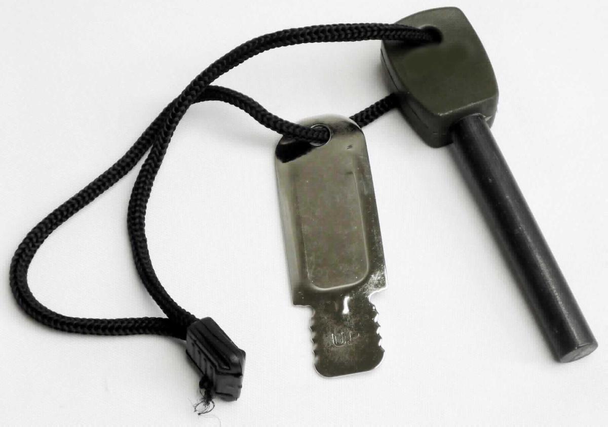 Angaben:
Zündstein "Fire Steel" large; Stablänge: 6,5 cm; Durchmesser: 9 mm; Gesamtlänge: 9,5 cm; Gewicht: 48 g; einfache Anzündhilfe zum Entfachen eines Feuers; Funkengeneratorstab mit Schaber und Kordel.

Befund:
Cer-Eisen und andere Zündmetalllegierungen in jeder Form.

Zusammengesetze Ware bei der im Sinne der AV 3b) der Feuerstein im Hinblick auf die Verwendung als charakterbestimmend angesehen wird.