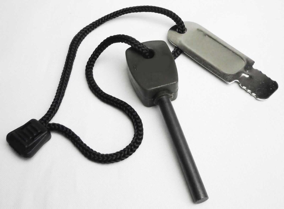 Angaben:
Zündstein "Fire Steel" small; Stablänge: 5 cm; Durchmesser: 6 mm; Gesamtlänge: 8 cm; Gewicht: 28 g; einfache Anzündhilfe zum Entfachen eines Feuers; Funkengeneratorstab mit Schaber und Kordel.

Befund:
Cer-Eisen und andere Zündmetalllegierungen in jeder Form.

Zusammengesetze Ware bei der im Sinne der AV 3b) der Feuerstein im Hinblick auf die Verwendung als charakterbestimmend angesehen wird.