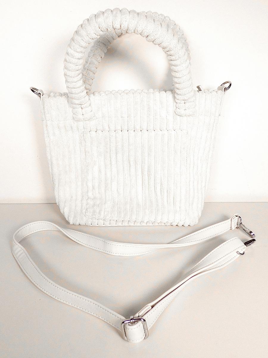 Handtasche, sog. Handtasche Cord NT2755C, Foto siehe Anlage,
- mit einer flächenmäßig überwiegenden Außenseite aus Spinnstoffen (charakterbestimmend),
- am Bodenteil mit einer Außenseite aus Kunststofffolien,
- mit zwei Handtragegriffen und einem abnehmbaren, längenverstellbaren Schultertragegurt,
- mit einem aufgesetzten, offenen Vorfach,
- das Hauptfach ist mit einem ca. 2 cm unterhalb des oberen Rands verlaufenden Reißverschluss
  versehen,
- - gefüttert; innen mit einem aufgesetzten, offenen Einsteckfach und einem eingesetzten
    Reißverschlussfach ausgestattet,
- mit den Abmessungen: ca. 31 cm (Breite) x 24 cm (Höhe) x 10 cm (Tiefe),
- nicht handgearbeitet (laut Antrag),
- in verschiedenen Farben,
- Handtasche, da aufgrund der Form, der Größe und des Gesamteindrucks in erster Linie dazu geeignet,
  kleinere, persönliche Gegenstände aufzunehmen.

"Handtasche, mit Außenseite aus Spinnstoffen, nicht handgearbeitet"