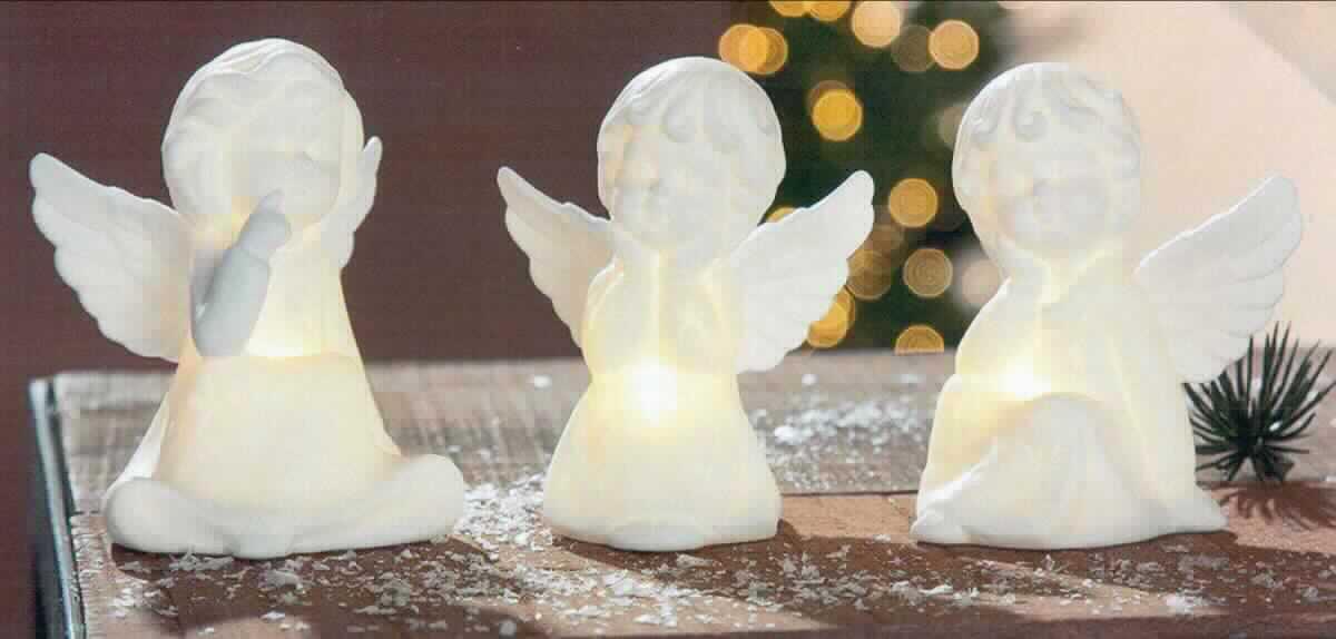 Ziergegenstand, sog. LED Engel sitzend, Foto siehe Anlage,
- ein Warenmuster wurde nicht vorgelegt, die Einreihung erfolgt anhand der Antragsangaben,
- aus verschiedenen Bestandteilen zusammengesetzte Ware, bestehend aus:
- einem keramischen Ziergegenstand in Form eines Engels,
- - matt-weiß, innen hohl,
- - in den Abmessungen: ca. 6 cm x 7 cm x 9 cm,
- - keramisches Erzeugnis, nach der Formgebung gebrannt, tonmineralhaltiges Material enthaltend,
- - aus Porzellan,
- - ohne Hinweise auf Handarbeit,
- einem elektrischen Beleuchtungskörper,
- - in Form eines batteriebetriebenen LED-Lichtes mit An- und Ausschalter,
- - im Boden des Engels eingesetzt,
- insbesondere im Hinblick auf die Verwendung als Ziergegenstand verleiht der Engel 
  aus Porzellan der zusammengesetzten Ware ihren wesentlichen Charakter,
- kein nicht elektrischer Beleuchtungskörper der Position 9405, da das LED-Licht nicht 
  der Erhellung der Umgebung dient, sondern lediglich die Zierwirkung des Engels erhöht,
- kein Festartikel der Position 9505, da die Ware keinen Bezug zum Weihnachtsfest 
  aufweist.

"Keramischer Ziergegenstand, aus Porzellan, nicht handgearbeitet"