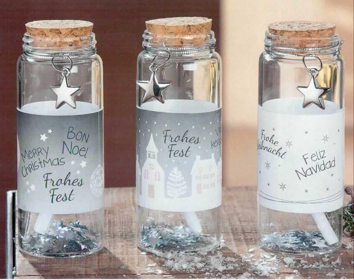 Warenzusammenstellung, bestehend aus einer kleinen Flasche mit Stopfen, Konfettisternen und einem 
kleinen Zettel, sog. Glas Flaschenpost mit Etikett "Frohes Fest", Fotos siehe Anlage,
- in Aufmachung für den Einzelverkauf (der Zettel und das Konfetti befinden sich in der Flasche),
- zur Befriedigung eines speziellen Bedarfs,
- Flasche mit Stopfen (andere Ware aus Glas):
- - in Form einer kleinen, zylindrischen Flasche aus klarsichtigem, laut Antrag gewöhnlichem Glas,
- - in den Abmessungen: ca. 12 cm (Höhe) x 4,5 cm (Durchmesser),
- - mit einem die Flasche verschließenden Korkstopfen, 
- - mit einem um den Flaschenhals gebundenen, verzierenden Bindfaden mit einem kleinen, stern-
    förmigen Anhänger,
- - keine Flasche der Art, die im allgemein zum Verpacken oder zum Transport im Handelsverkehr 
    verwendet wird (damit kein Behältnis der Position 7010), jedoch mit eigenem Gebrauchswert als 
    Behältnis (damit keine Einreihung der Warenzusammenstellung als Festartikel in die Position 9505),
- Konfetti:
- - silberfarben; sternförmig zugeschnitten,
- Zettel:
- - in Form eines zusammengerollten, einseitig liniert bedruckten Papierzuschnitts,
- die Flasche aus Glas verleiht der Warenzusammenstellung nach dem Umfang und im Hinblick auf die 
  Verwendung als Flaschenpost ihren wesentlichen Charakter.

"Andere Ware aus Glas (Flasche), aus gewöhnlichem Glas"