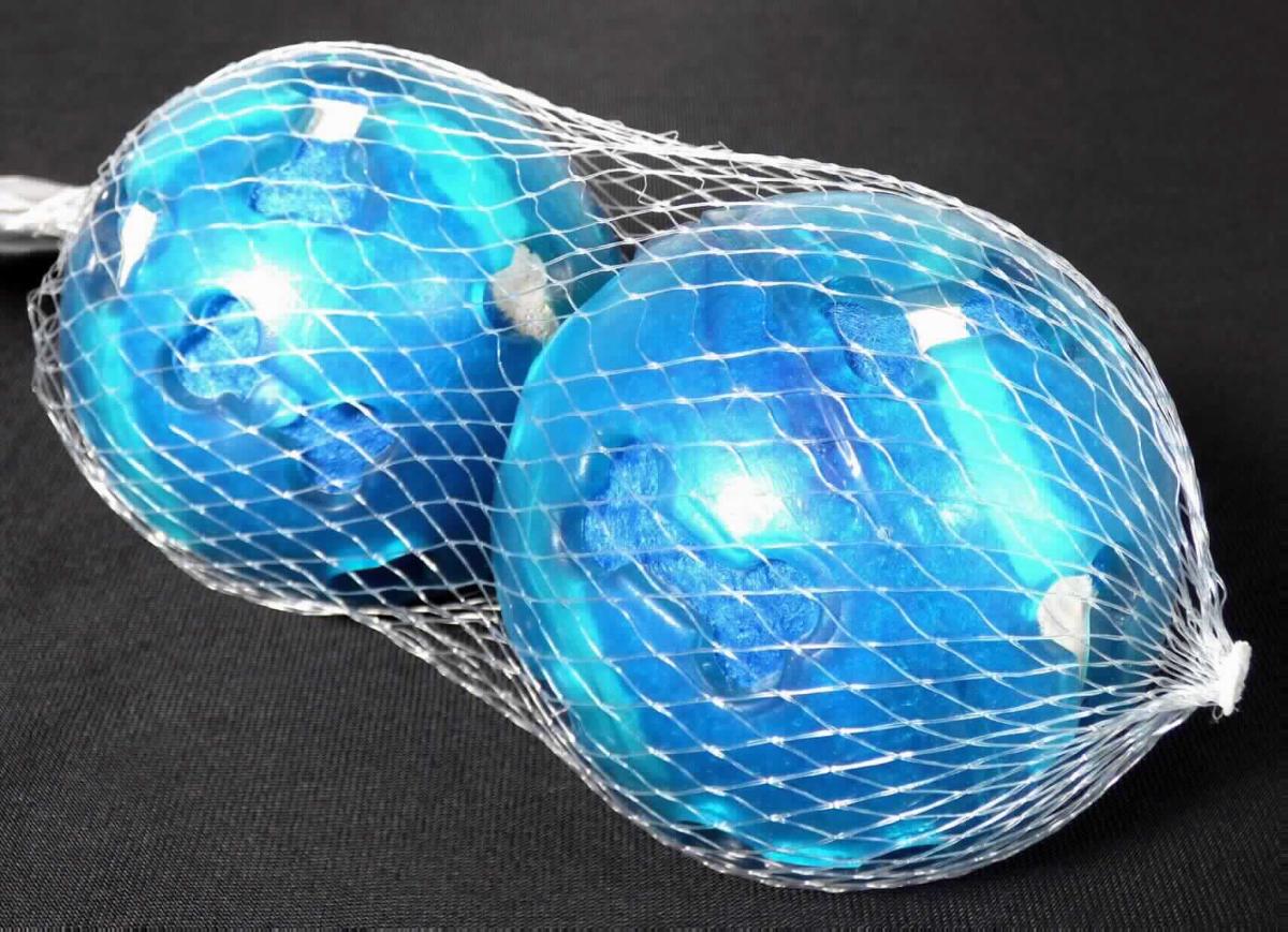 Angaben des Antragstellers:
Tierspielzeug
Ball in Ball, laut Herstellerangaben aus TPR (Thermoplastic Rubber), Polyester, Rubber (Natural rubber: 10 %)

Feststellungen an einem Warenmuster:
Es wurde ein Ball (Durchmesser: ca. 7 cm) aus einem blauen, elastischen Material (nicht vulkanisierter Kautschuk) vorgelegt, welcher im Innern mit einem zweiten Ball in Tennisballoptik gefüllt ist. Zwei dieser Erzeugnisse sind in einem Netz verpackt und mit einem bunt bedruckten Pappanhänger mit Produktinformationen (Aufdruck auszugsweise: "Hundespielzeug") sowie der Abbildung eines Hundes versehen.

Befund:
Für die Ware ist der elastische äußere Ball aus nicht vulkanisiertem Kautschuk charakterverleihend. Es handelt sich um eine Ware aus nicht vulkanisiertem Kautschuk im Sinne der Unterposition 4006 9000 (KN).