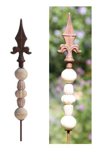 Es handelt sich um Ziergegenstände in Form von Gartensteckern mit den Abmessungen von etwa 112 cm x 6 cm (Höhe x Breite), bestehend aus einem Stab aus unedlem Metall, der am oberen Ende mit einer ornamentartig ausgearbeiteten Spitze aus unedlem Metall und darunter mit fünf Zierkugeln aus sog. Steinen ausgestattet ist. Die Erzeugnisse werden in den Boden gesteckt und dienen zum Ausschmücken von Gärten und dergleichen.
- Antragstellerangaben -

Bei den aus verschiedenen Stoffen zusammengesetzten Waren ist das unedle Metall insbesondere im Hinblick auf den Umfang, den Wert sowie die Bedeutung für die Verwendung als Form und Stabilität verleihendes Material charakterbestimmend. Hinsichtlich der Zierwirkung sind alle Stoffe als gleichbedeutend anzusehen.

Abbildung siehe Anlage.

Derartige Erzeugnisse gehören als "andere Ziergegenstände aus unedlen Metallen, nicht versilbert, vergoldet oder platiniert" zur Codenummer 8306 2900 00 0 des Zolltarifs.