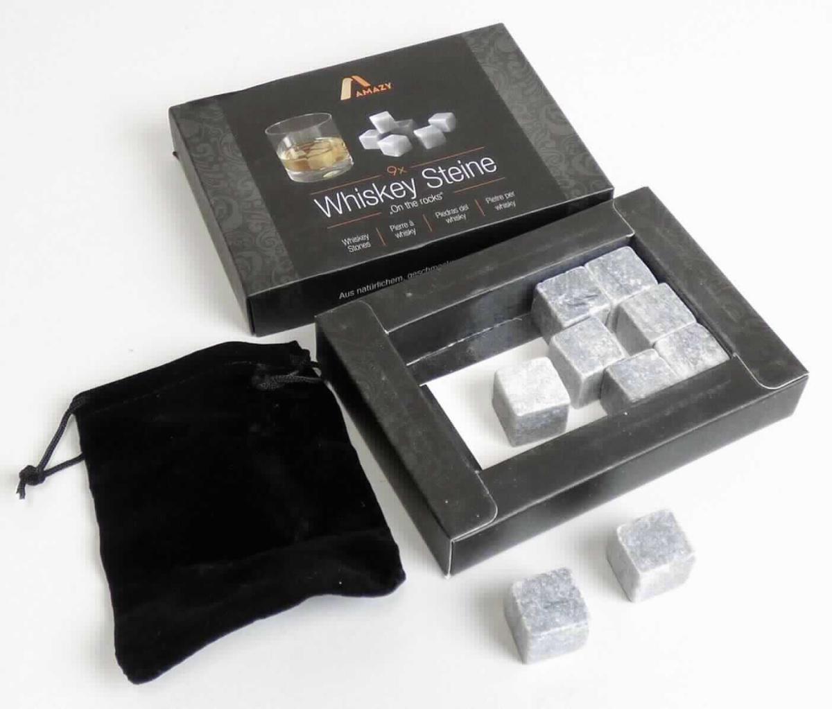 Angaben:
Whiskey Steine (9 Stück) inkl. Samtbeutel; Wiederverwendbare Eiswürfel aus natürlichem Speckstein in Geschenkbox.

Warenbeschaffenheit:
Neun graue, glatte, würfelförmige Steine (Abmessungen: 2 x 2 x 2 cm) und ein schwarzer Aufbewahrungsbeutel, gemeinsam in einer Originalpappfaltschachtel verpackt.

Befund:
Fliesen, Würfel und dergleichen, auch in anderer als quadratischer oder rechteckiger Form, deren größte Fläche in ein Quadrat mit einer Seitenlänge von weniger als 7 cm eingeschlossen werden kann.

Warenzusammenstellung, bei der im Sinne der AV 3b) die Steinwürfel im Hinblick auf den Umfang und die Bedeutung für die Verwendung als charakterbestimmend angesehen werden.